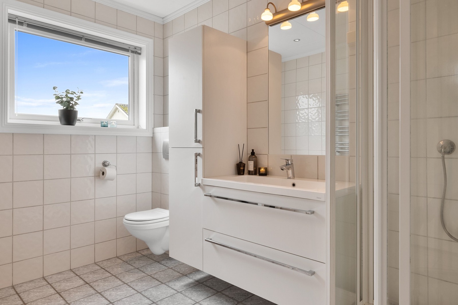 Badet på hovedplanet ble tilbygd i 2001. Flislagte vegger og gulv Galleribilde