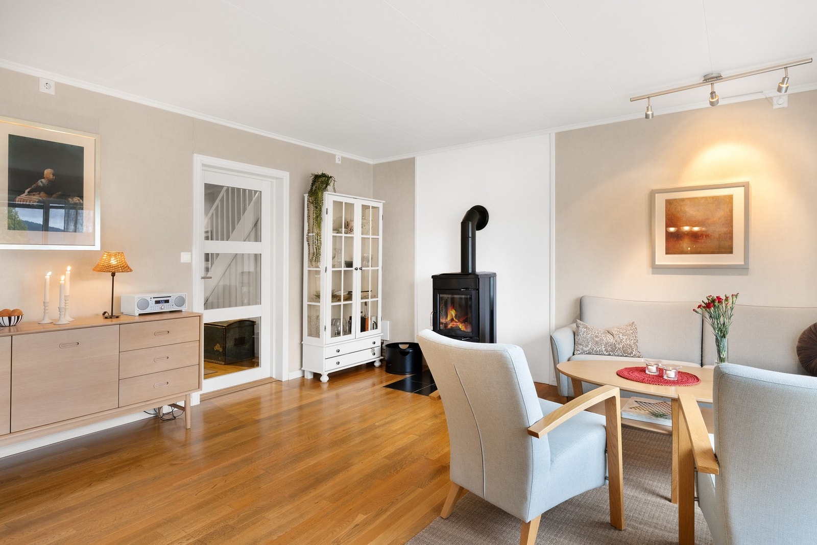 Hovedplanet består av vindfang, entré m/trapper, kjøkken, 2 stuer og bad/wc Galleribilde