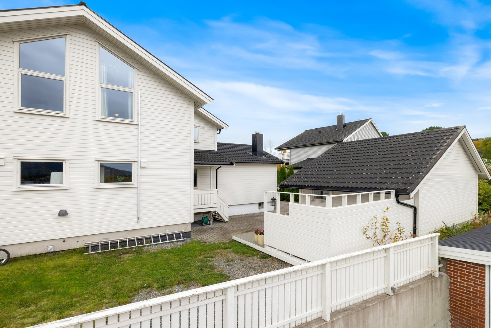 Halvpart av vertikaldelt tomannsbolig beliggende i barnevennlige omgivelser, ca 1,5 km øst for Namsos sentrum Galleribilde