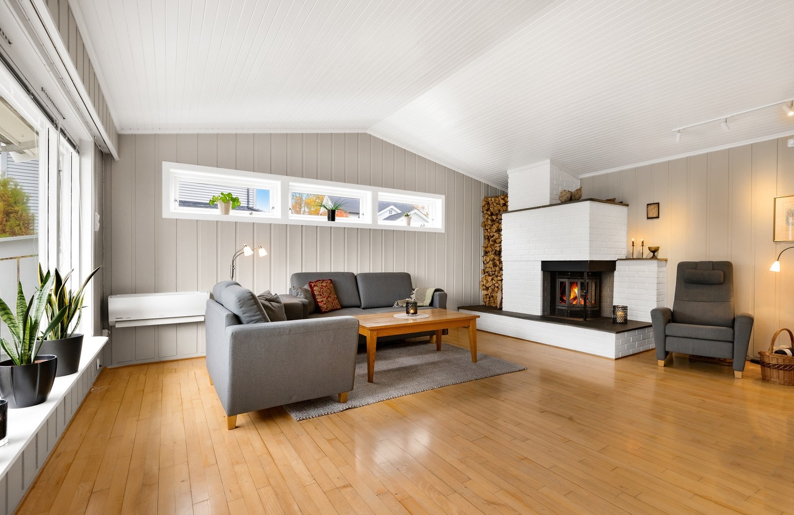 Boligen er tilbygd med utvidet stue og har rikelig med plass til ønsket møblering Galleribilde