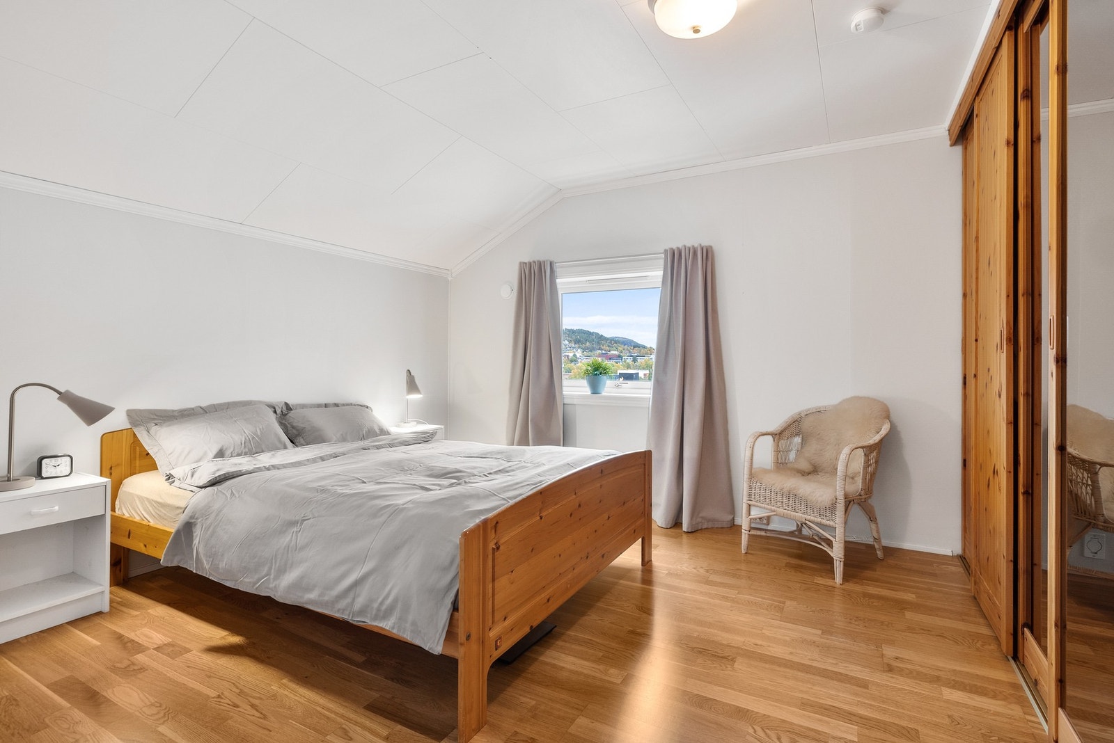 Stort hovedsoverom med praktisk garderobeløsning Galleribilde