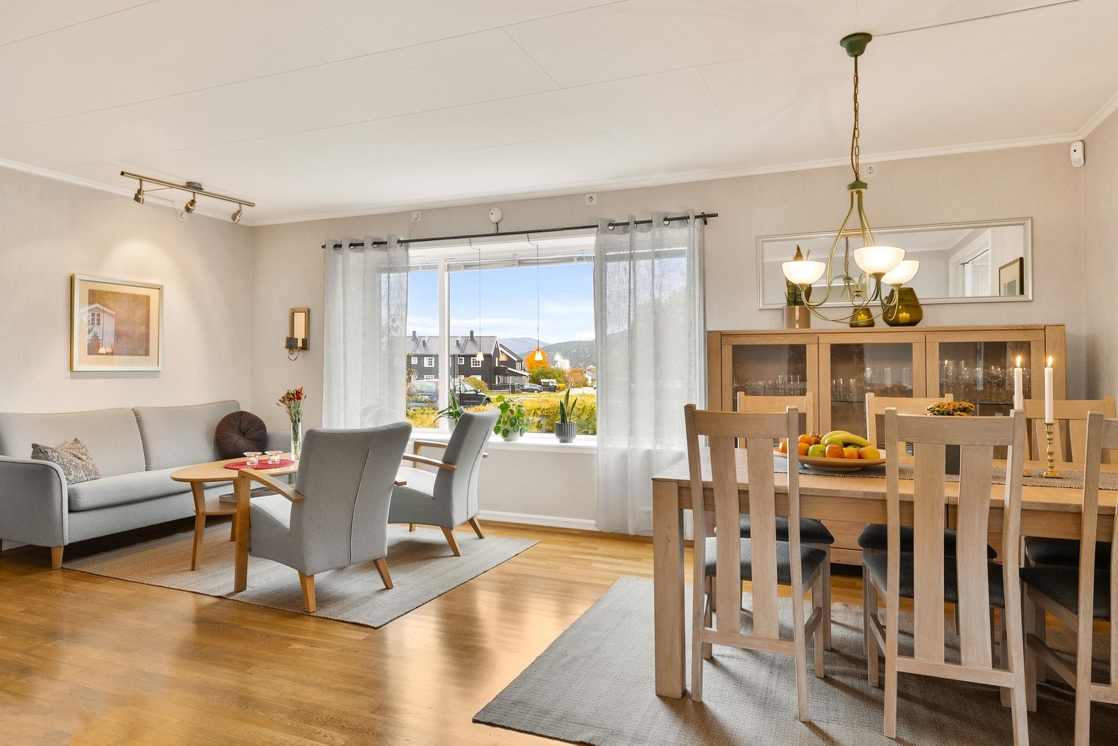 Det er godt lysinnslipp til stuen Galleribilde