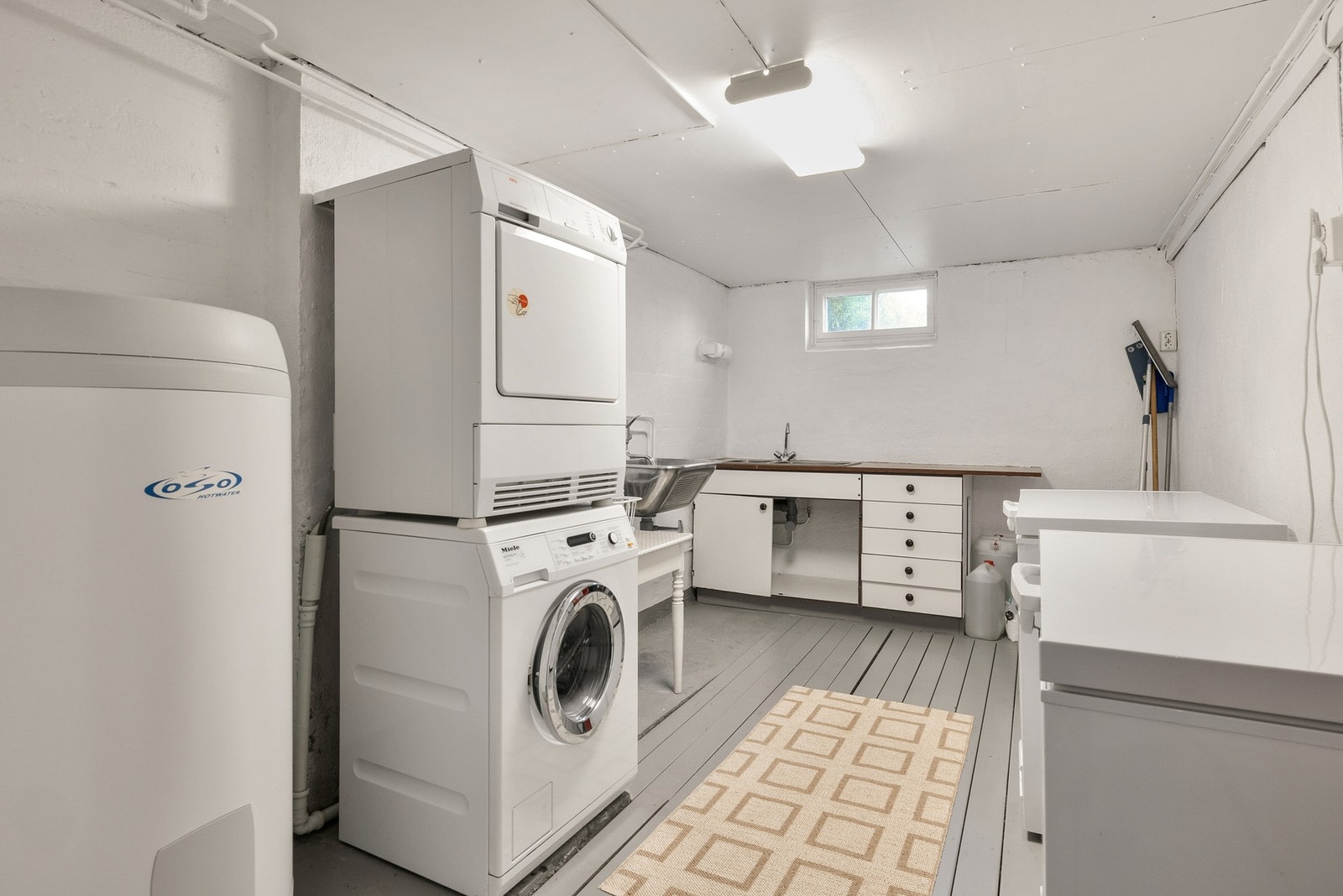 Kjelleren består av trappegang, vaskekjeller, kjellerrom og bod Galleribilde