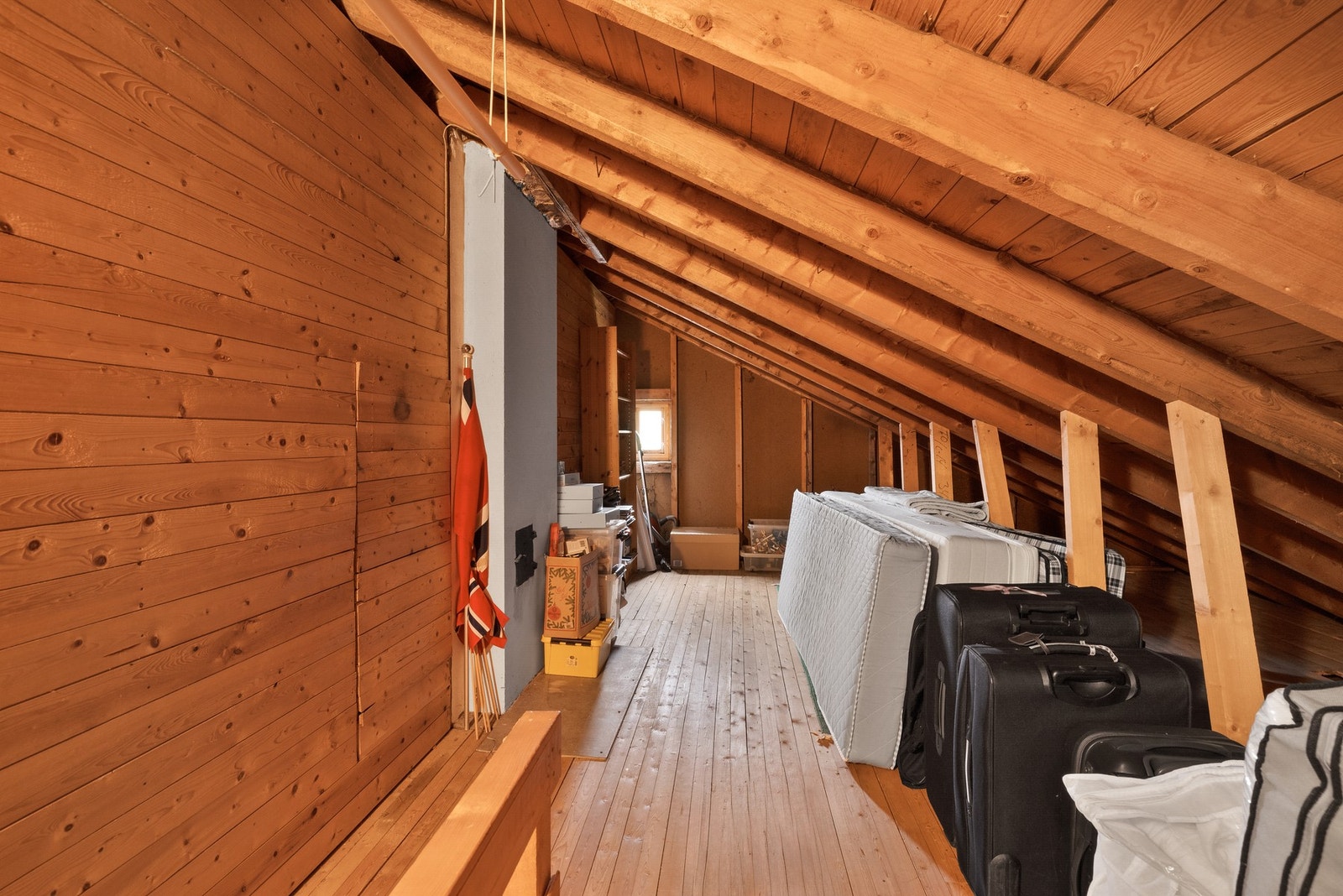 Uinnredet lagerloft med lagringsmuligheter Galleribilde