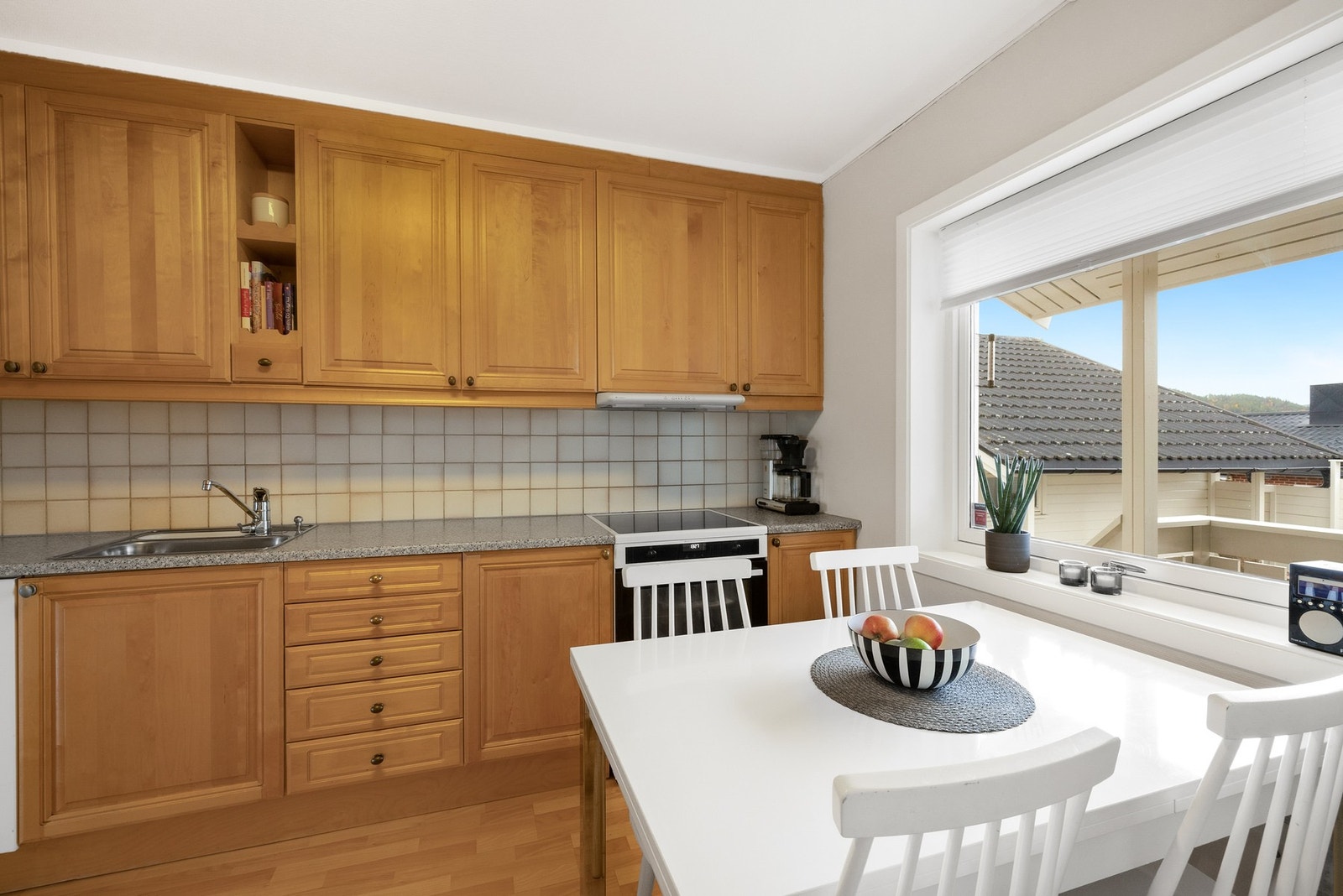 Takhøy kjøkkeninnredning med fronter i lakkert bjørk Galleribilde