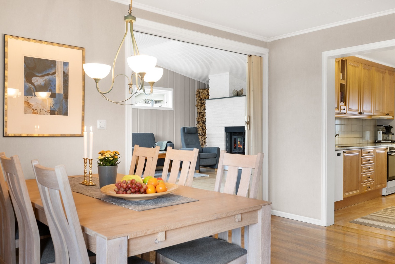 Spisesonen gir en fin overgang mellom de to stuene og til kjøkkenet Galleribilde