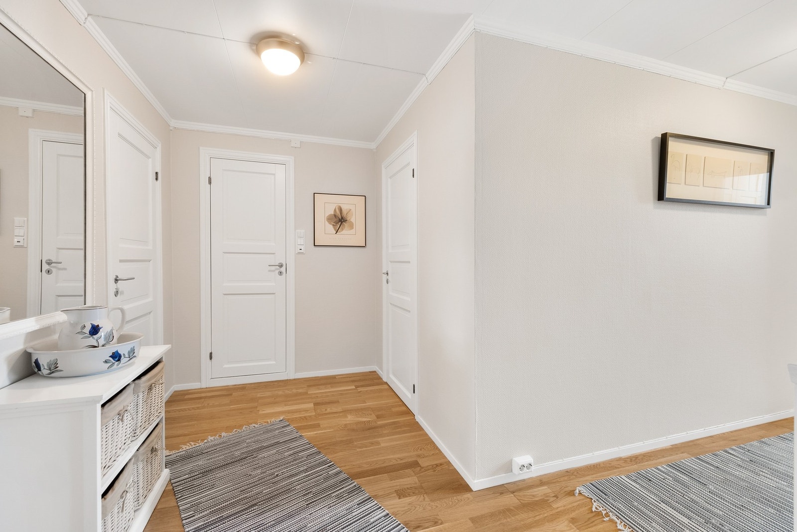 2.etasje består av gang m/trapper, 4 soverom og bad/wc Galleribilde