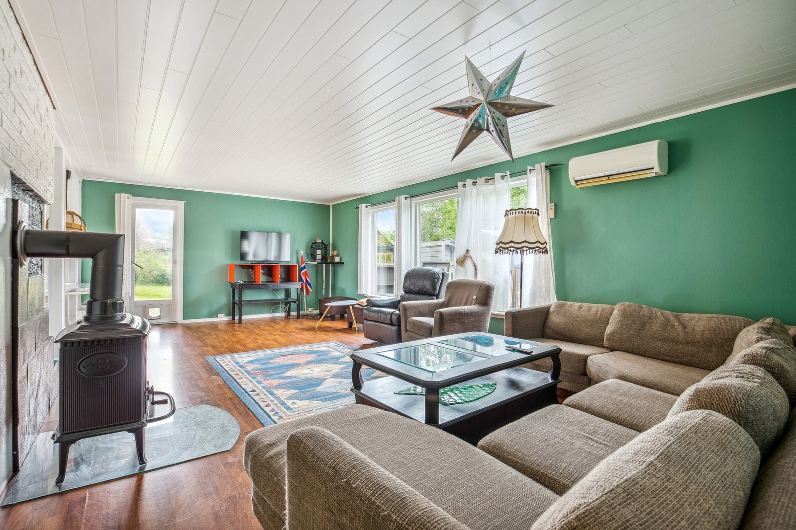 Koselig stue med peis som gir god oppvarming og god atmosfære i vinterhalvåret. Galleribilde