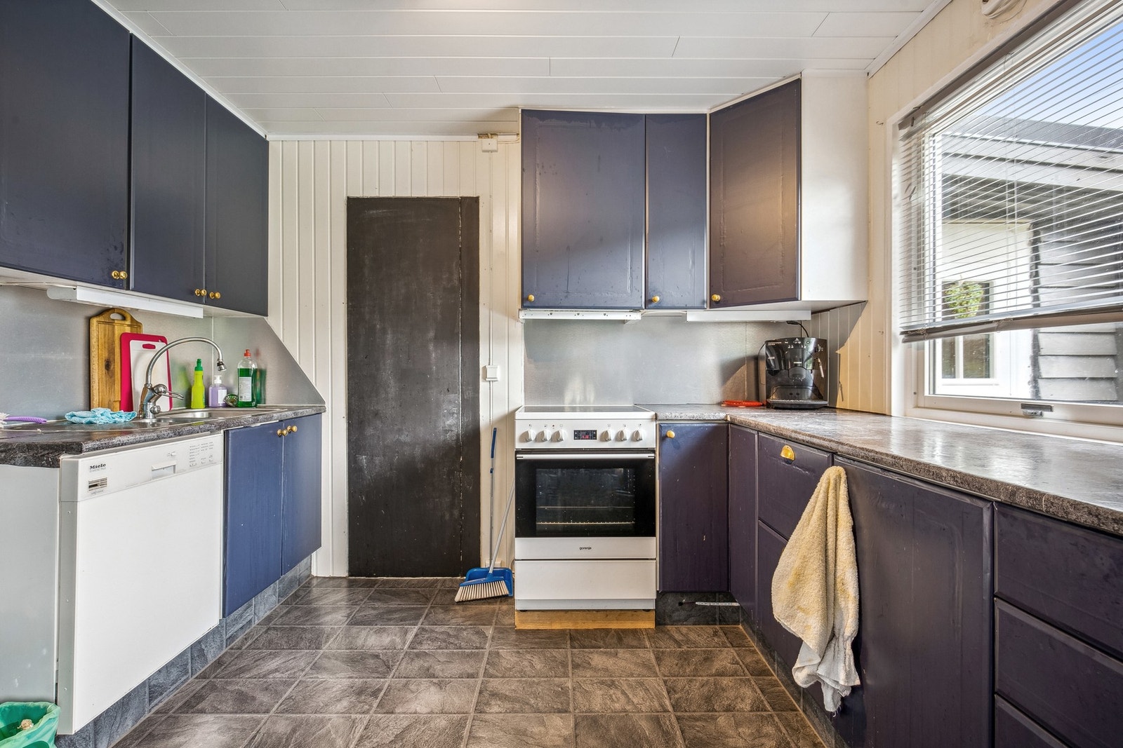 Kjøkkenet får mye naturlige lys inn fra vinduet. Galleribilde