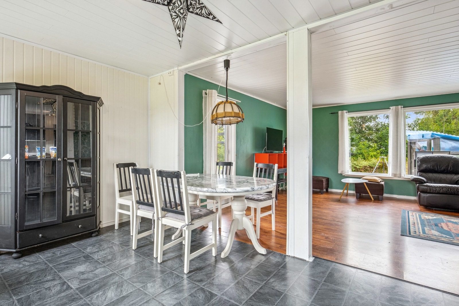 Spisegruppen finner sin naturlige plass mellom stue og kjøkken. Galleribilde