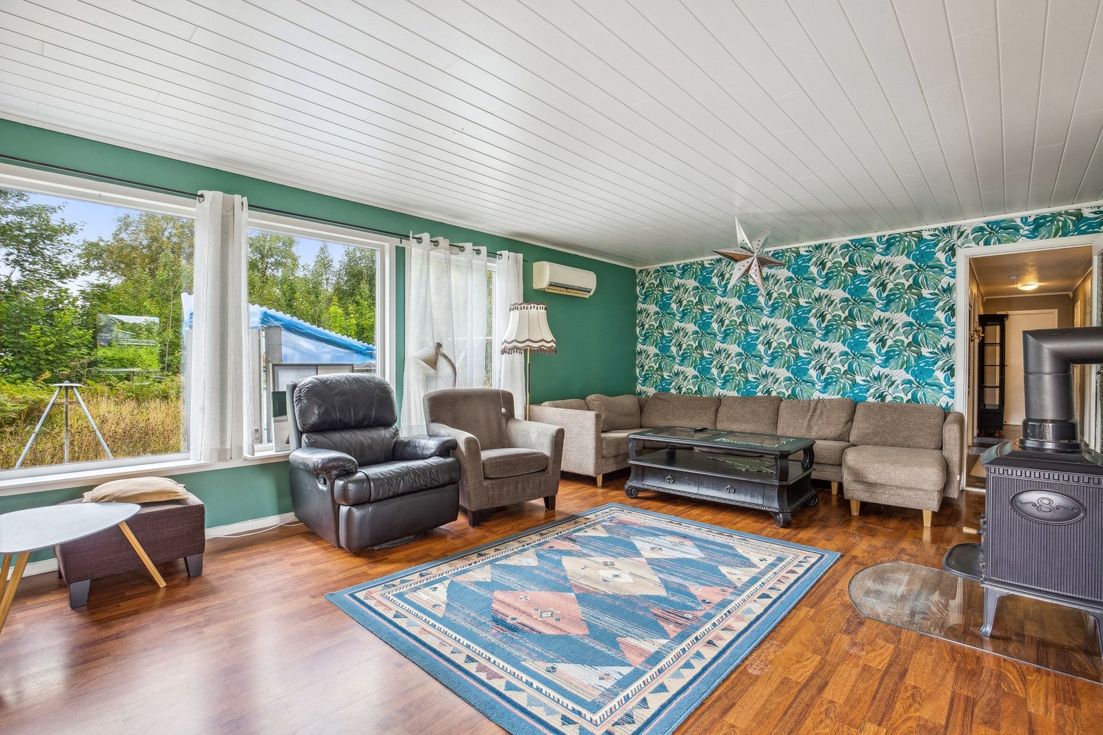 Stuen har store vindusflater som gir godt naturlig lys inn i rommet. Galleribilde