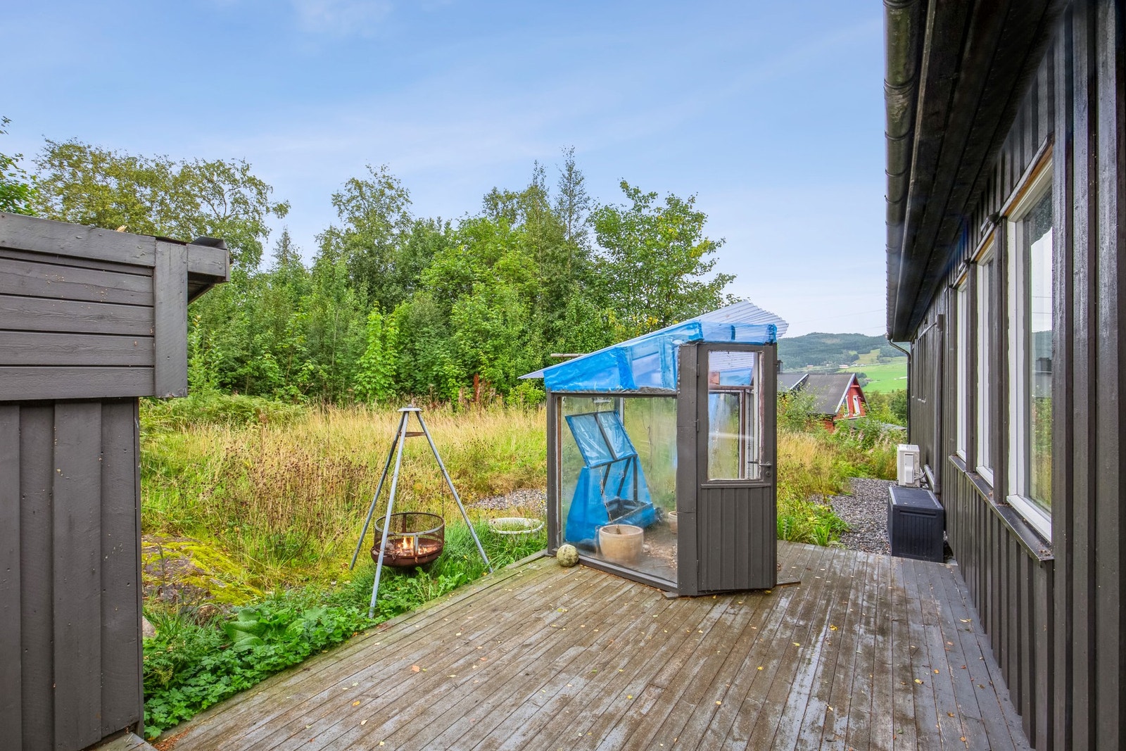 Boligen har flere uteområder som omringer huset. Galleribilde