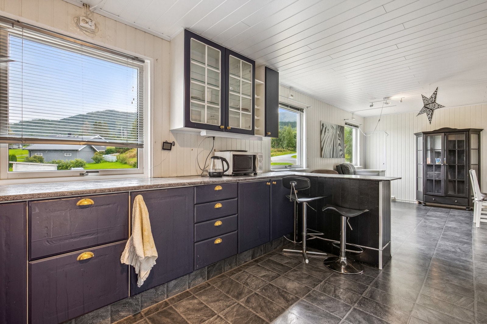 Romslig kjøkken med god skap og benkeplass. Galleribilde