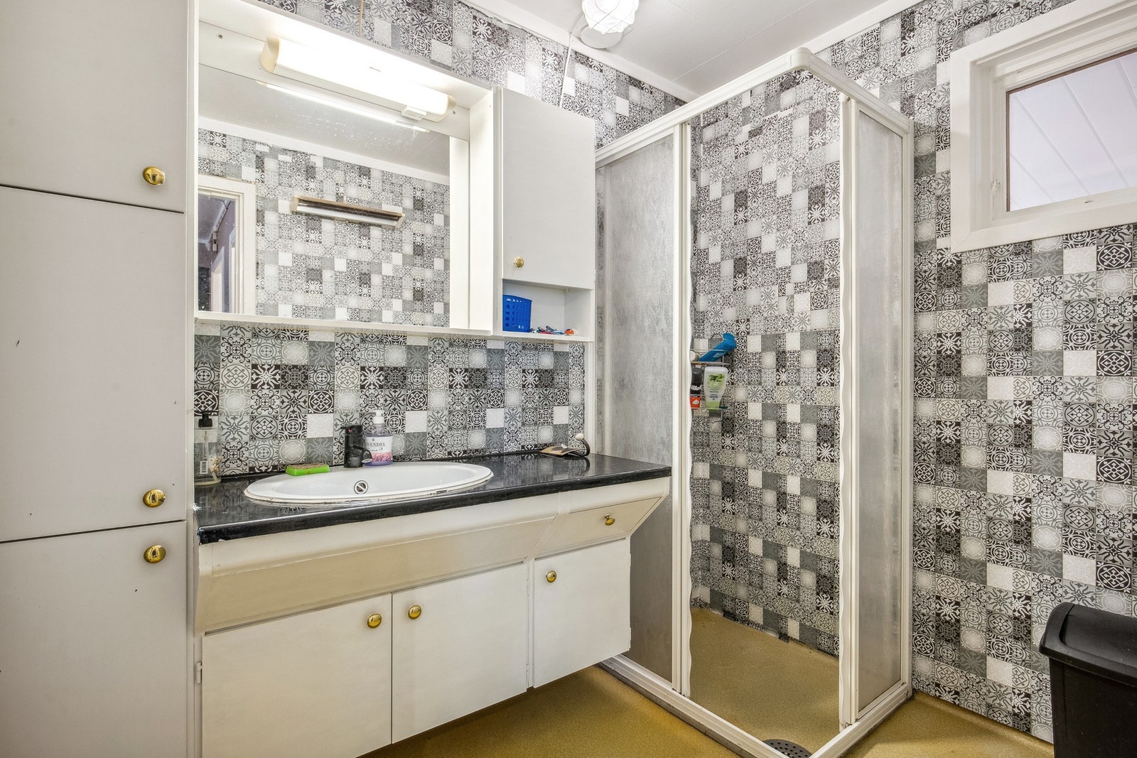 Bad utstyrt med bla. servant og dusjhjørne. Galleribilde