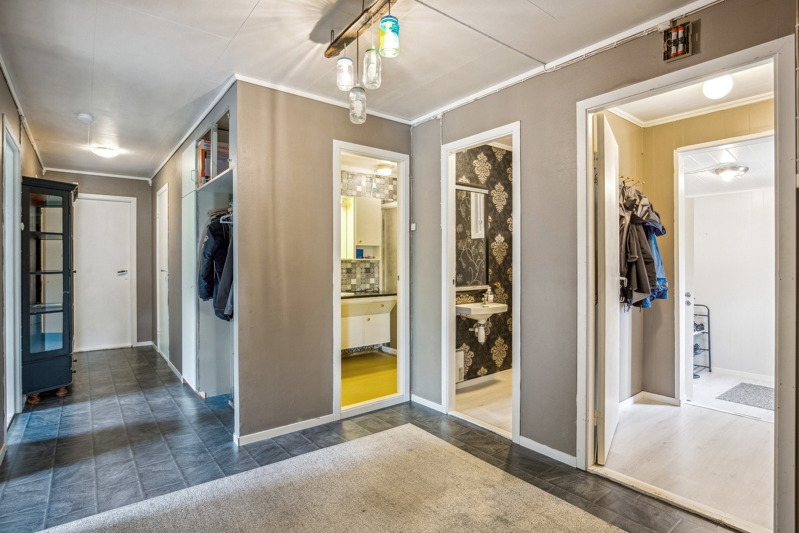 Innbydende entré med gode muligheter for oppbevaring. Galleribilde