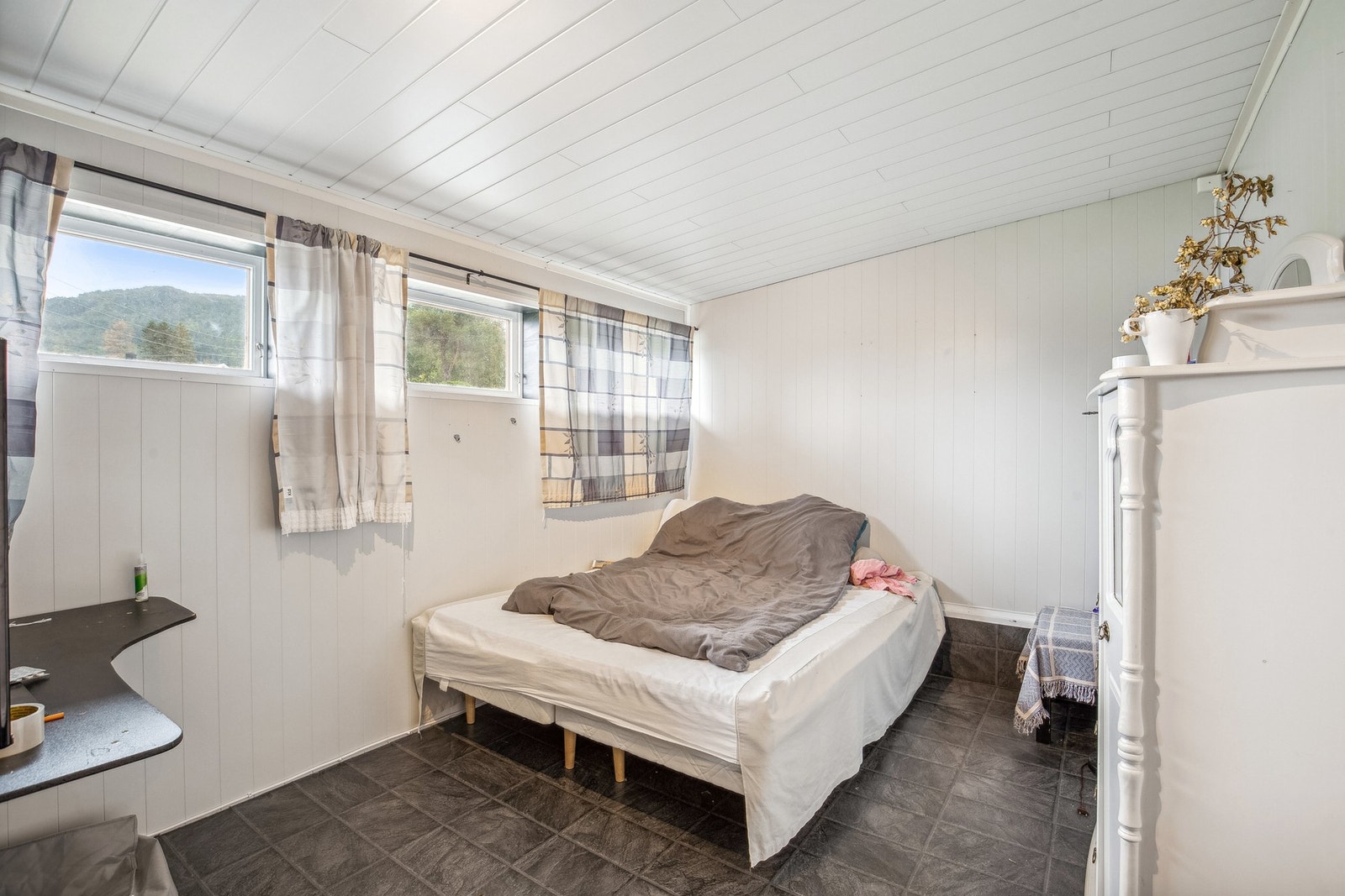 Soverom (ikke godkjent) med god plass til dobbeltseng og stort garderobeskap. Galleribilde