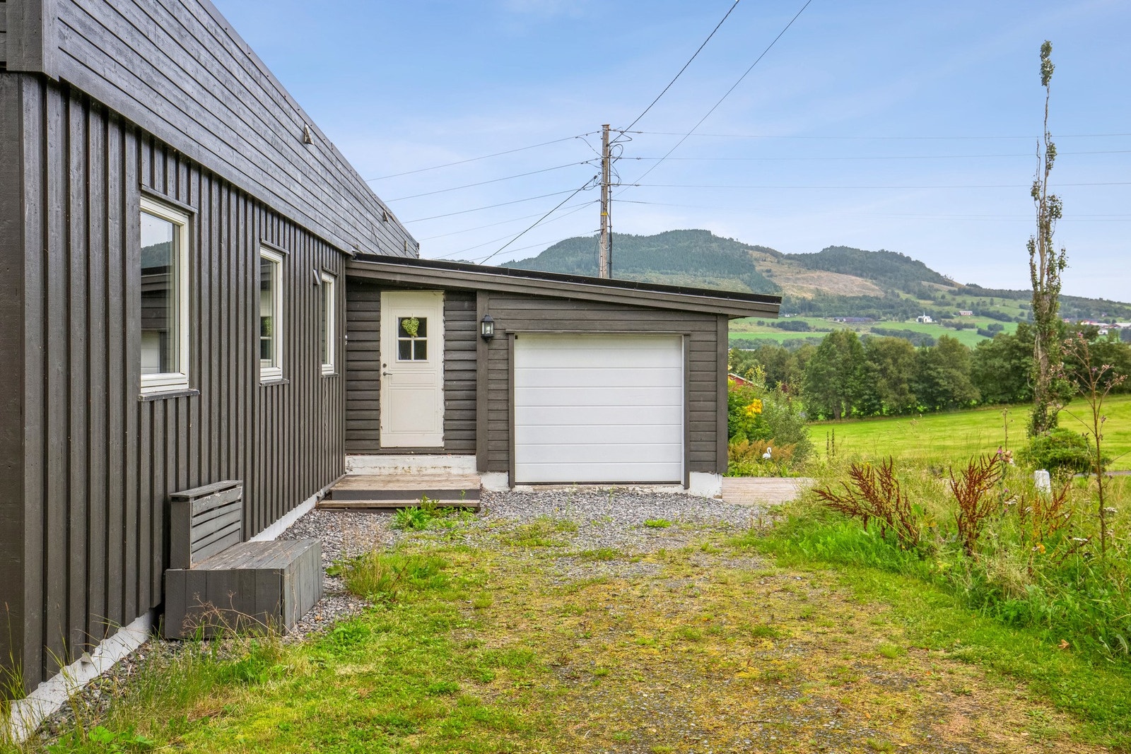 Boligen disponerer en praktisk garasje. Galleribilde