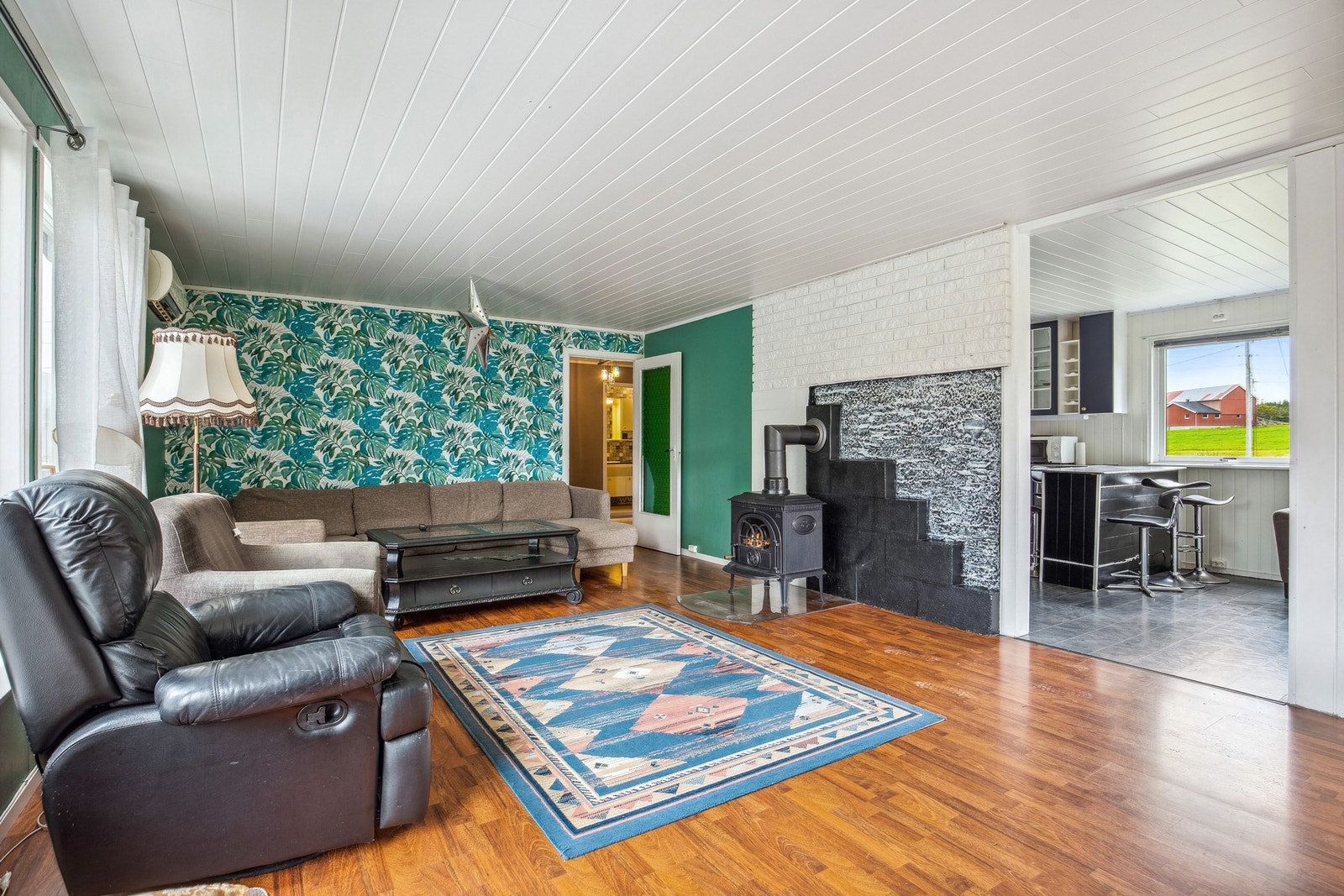 Romslig stue som gjør den enkel å innrede. Galleribilde