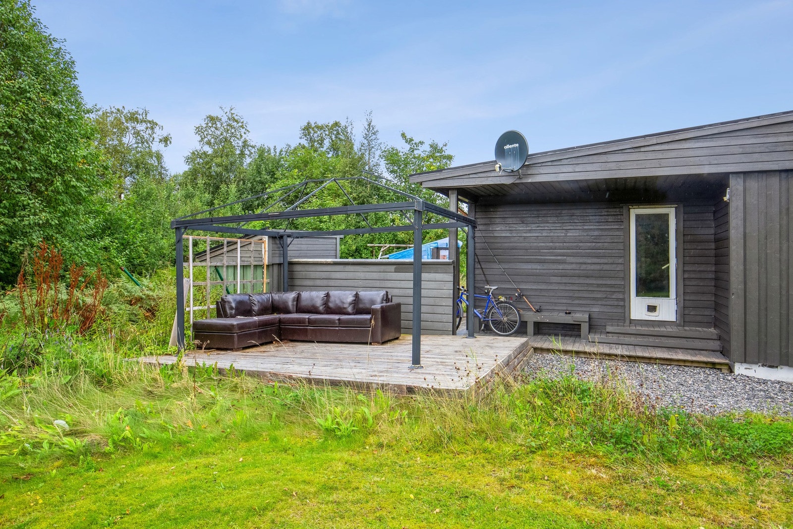 Boligen har en stor tomt på ca. 930 kvm. Galleribilde