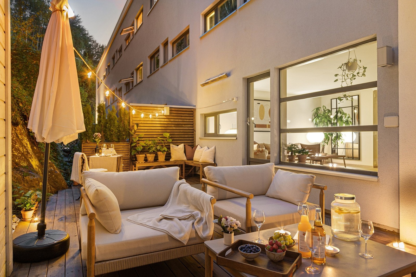 Privat og usjenert terrasse som ligger langs hele husets bredde. Her er det god plass til flere soner. Galleribilde