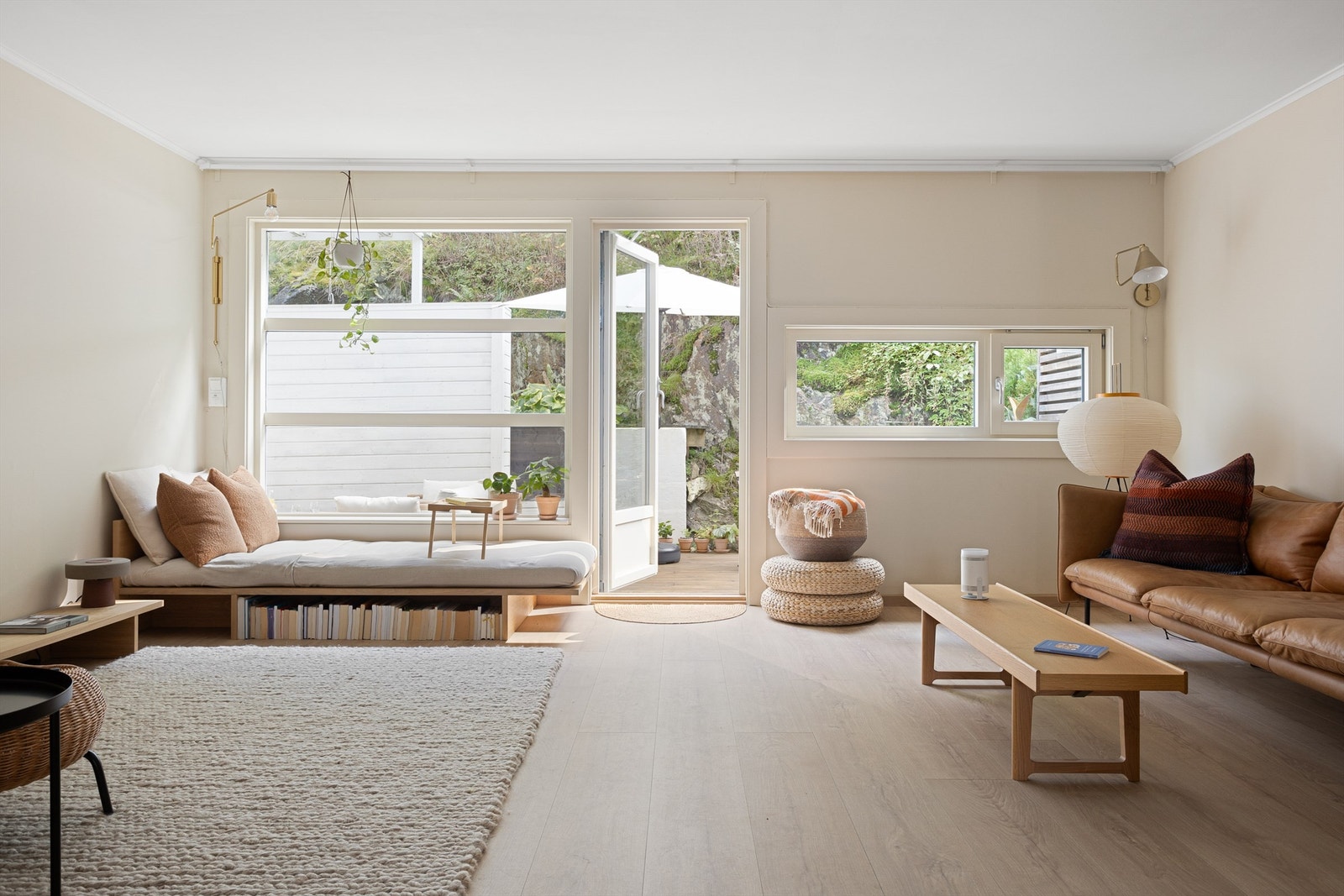 Stuen er av meget god størrelse som gir flere møbleringsmuligheter, og har direkte adkomst til sydvendt terrasse på hele 26 kvm. Galleribilde