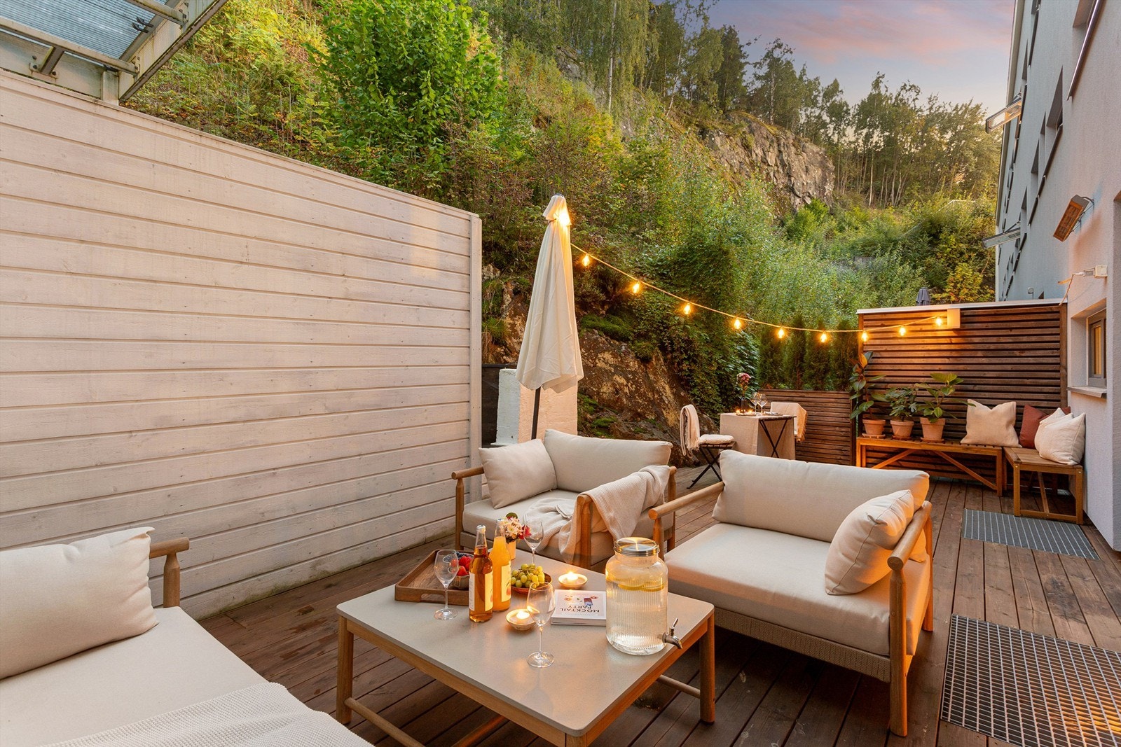 God plass til flere sittegrupper på den store terrassen. Terrassen ble anlagt med nye terrasse bord i 2020. Galleribilde