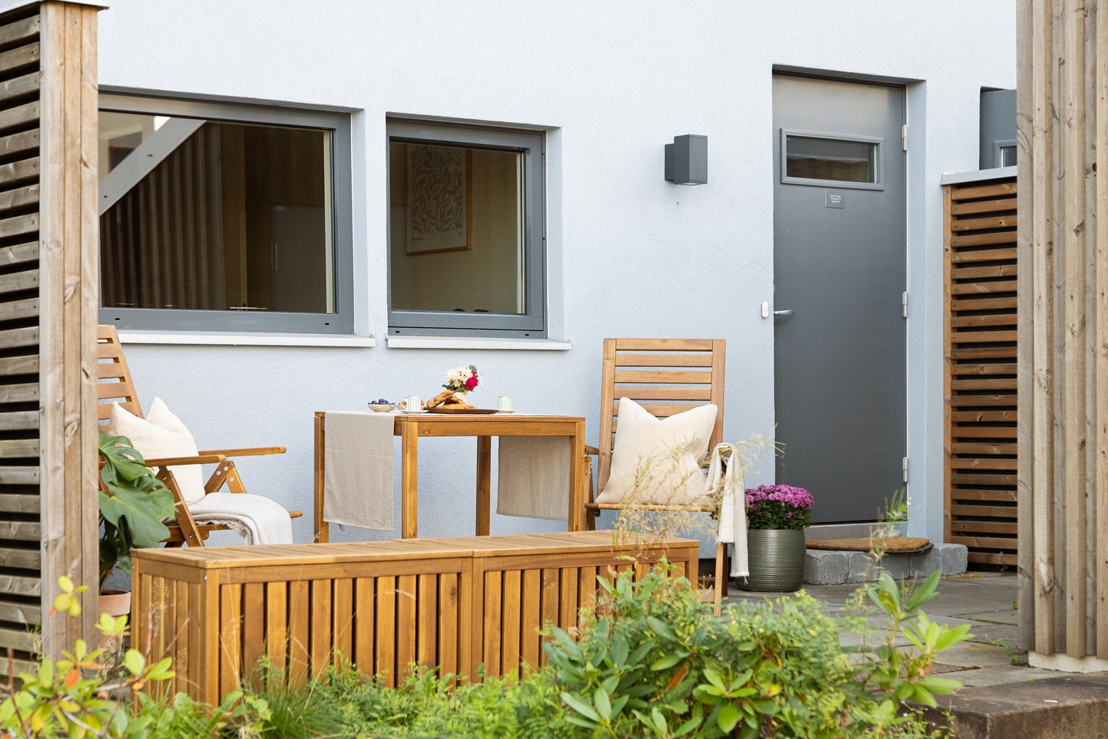 Ved inngangspartiet er det en pen hellebelagt uteplass på 13 kvm. med god plass til sittegruppe. Her finner du også en praktisk utebod på 3 kvm. Galleribilde