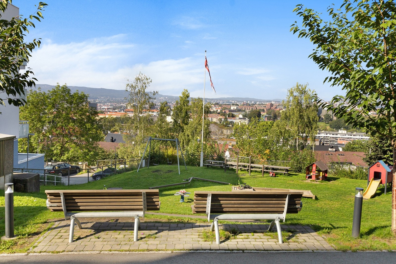 Fellesarealene er opparbeidet med asfalterte adkomstveier, gressplen og diverse beplantning. Felles lekeplass og sittegrupper i umiddelbar nærhet til boligen. Galleribilde