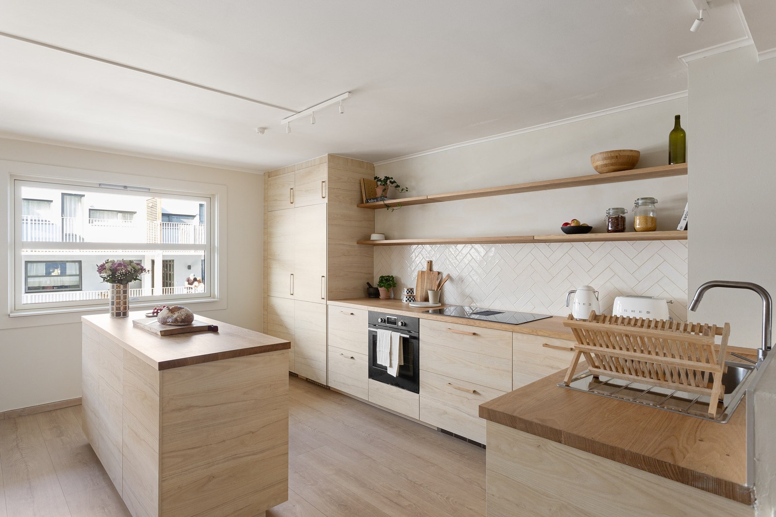 I direkte og åpen løsning til stuen finner du kjøkkenet og spisestuen. Lekkert kjøkken fra 2024 med glatte fronter, og meter på meter av benkeplater i heltre. Galleribilde