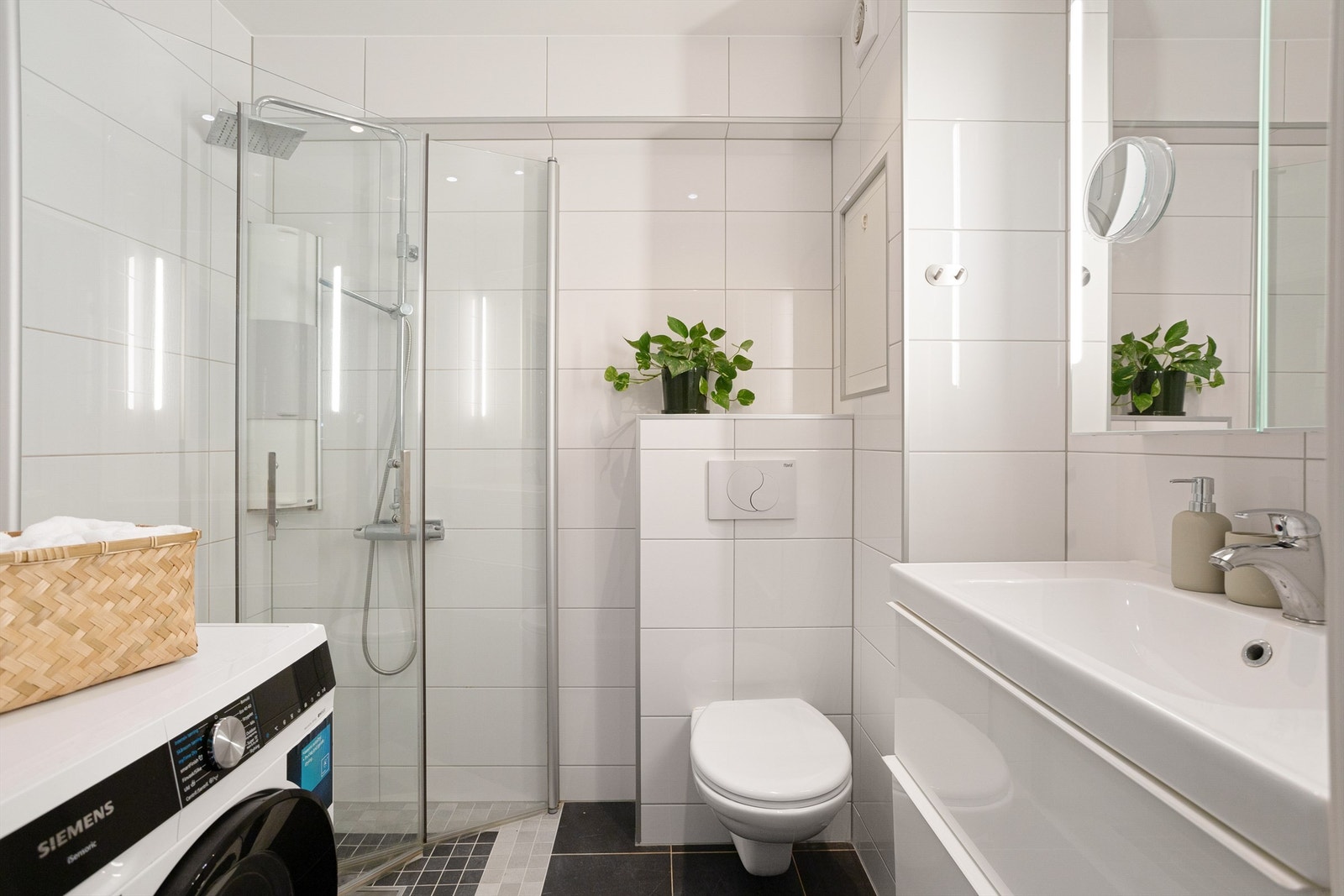 I praktisk tilknytning til soverommene og gangen finner du boligens andre baderom. Badet ble pusset opp i 2016 og fremstår som delikat og innbydende med tidløse fliser på vegger og gulv. Varmekabler i gulv, og downlights i tak Galleribilde