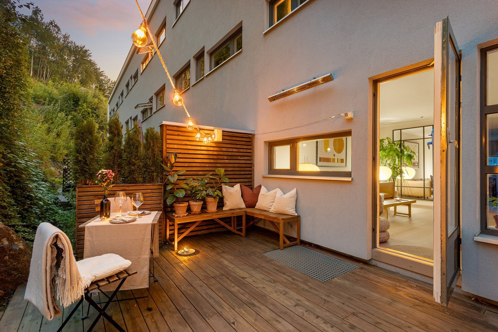 Terrassen ligger langs hele stuens bredde og blir en naturlig fortsettelse av det store innerommet. Galleribilde