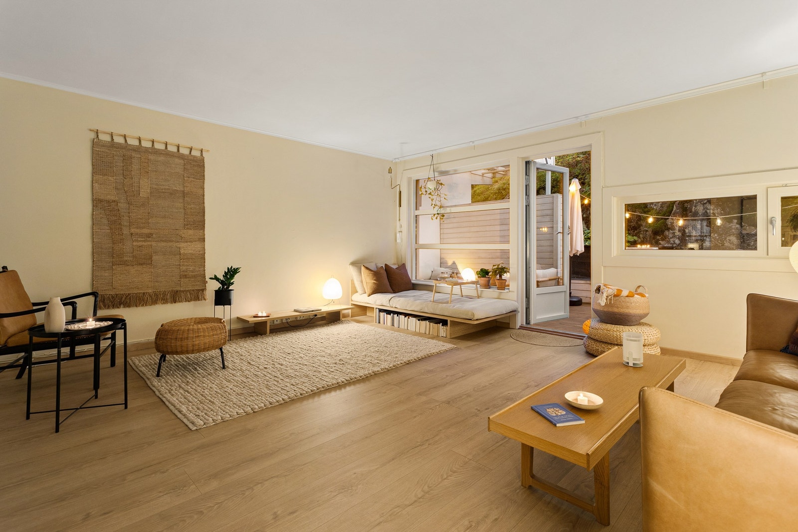 Stor stue med god plass flere soner og utgang til romslig terrasse på 26 kvm. Galleribilde