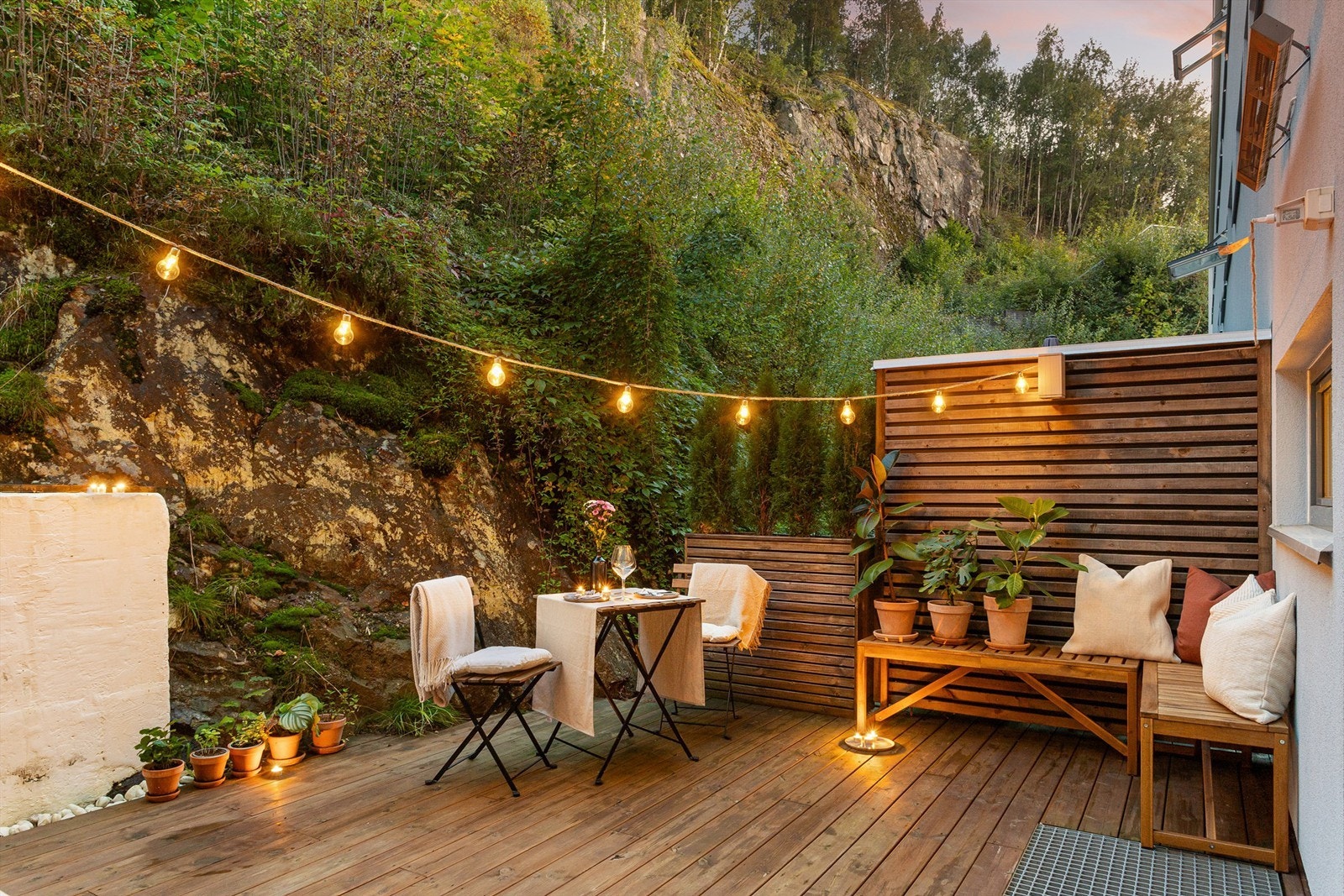 På terrassen er det god plass til å etablere flere sittegrupper, utekjøkken, lounge og grill. Galleribilde