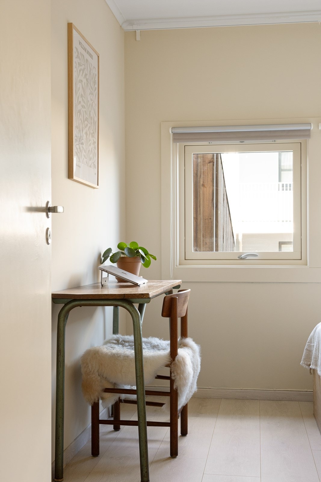 Hyggelig hovedsoverom malt i tidsmessig og delikat farge. Galleribilde