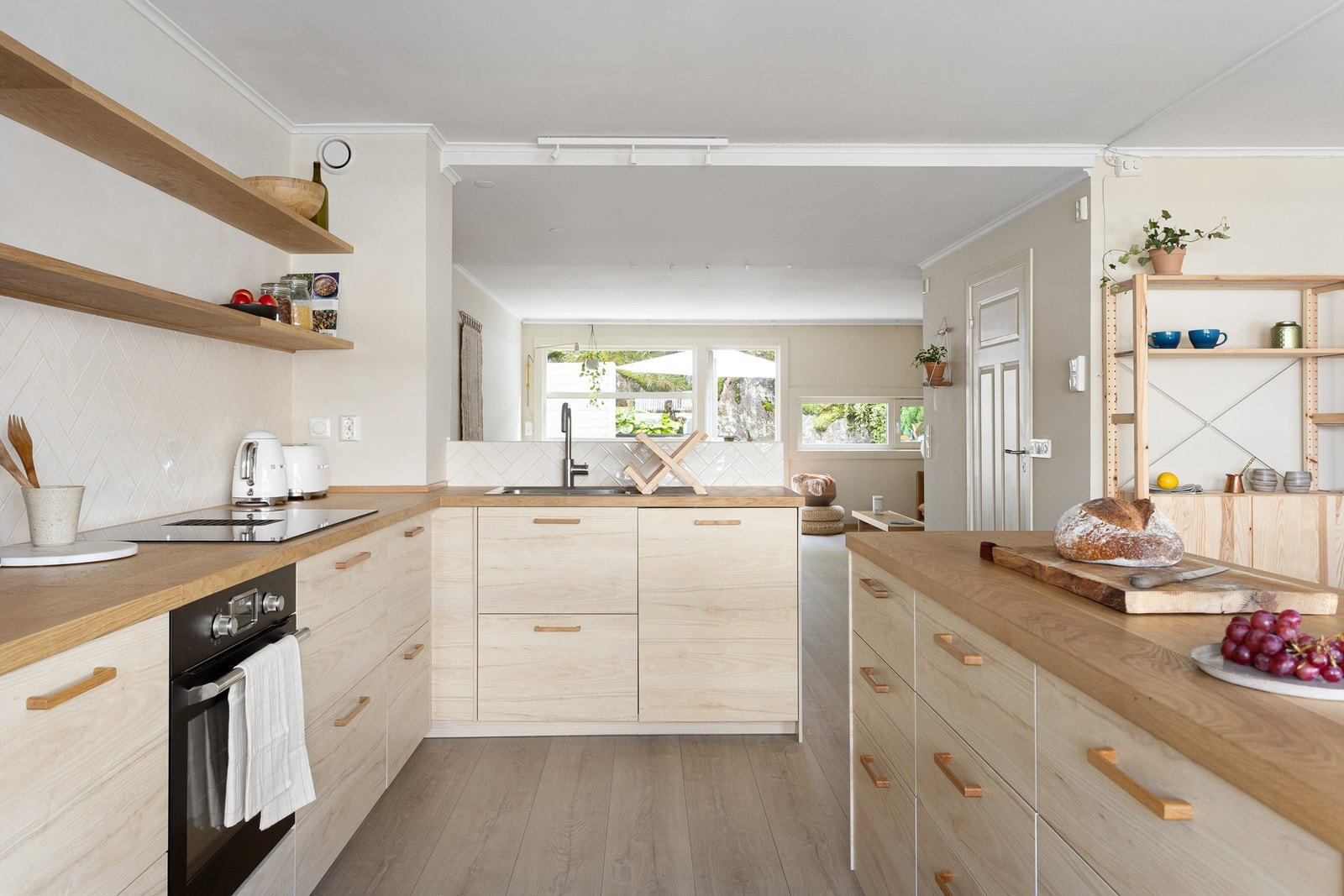 Kjøkken, spisestue og stue i åpen løsning. Galleribilde