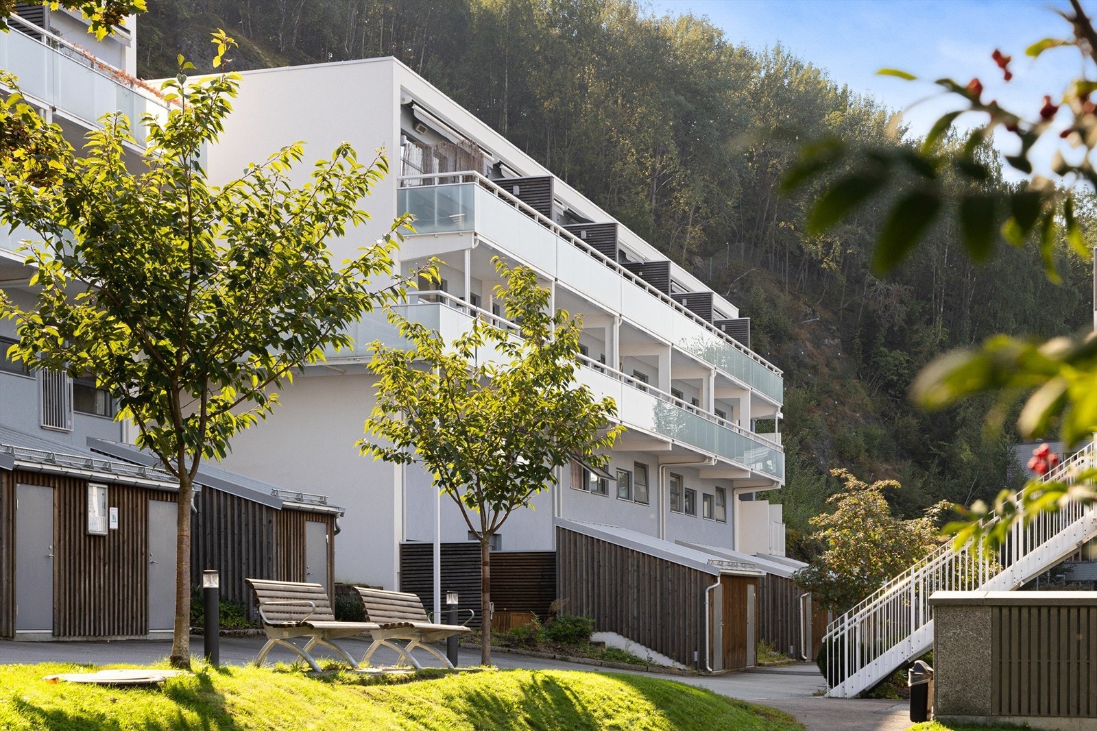 Boligen har en flott intern beliggenhet i et stille og særdeles barnevennlig boområde omringet av store grøntarealer og lekeplasser. Galleribilde