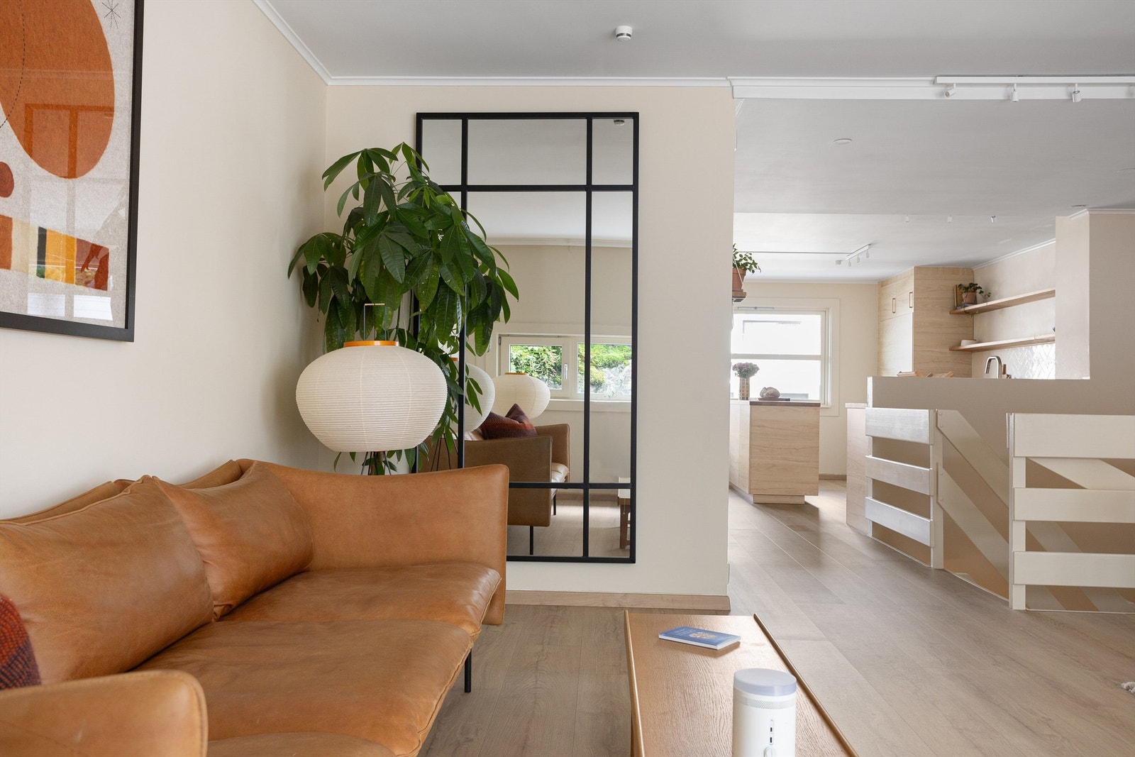 Den åpne løsningen, de store vindusflatene, samt de flotte gulvene med varme forsterker det luftige og åpne i denne etasjen, og gjør dette til en etasje med høy trivselsfaktor. Galleribilde