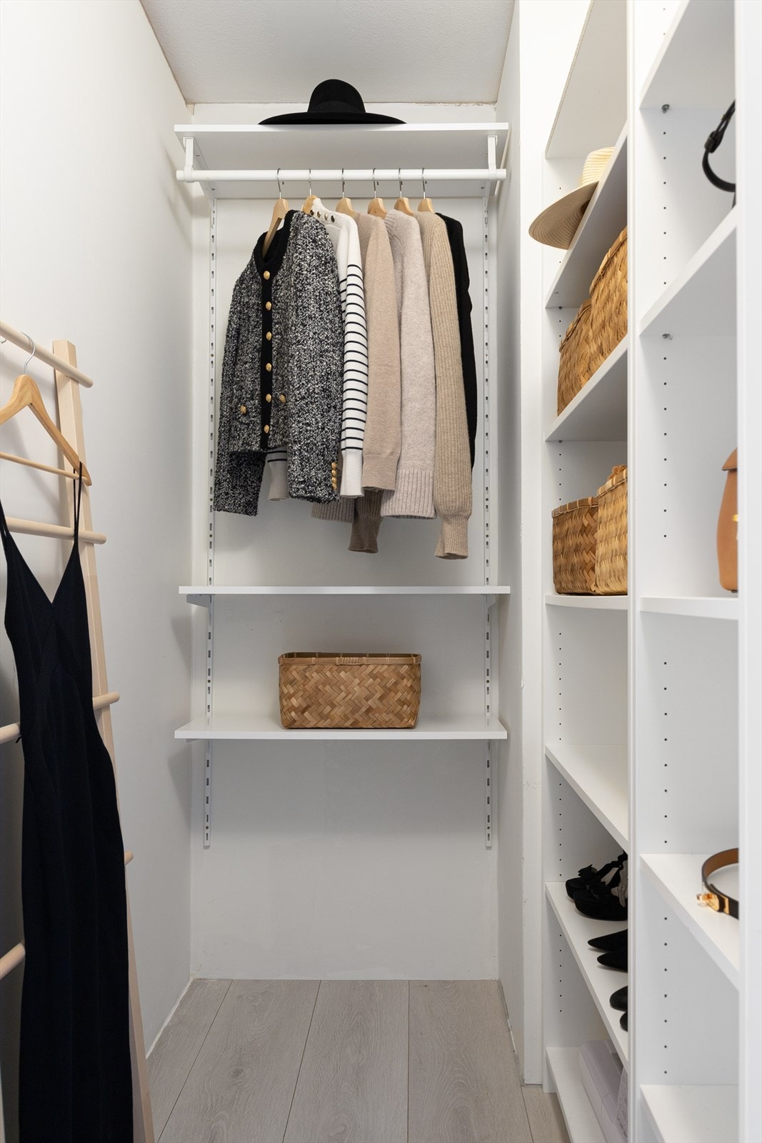 Direkte adkomst til walk-in closet fra gangen. Galleribilde