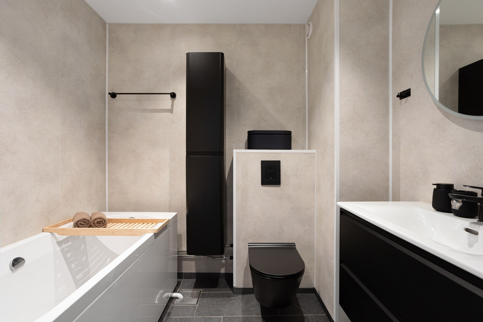 I denne etasjen ligger ett av boligens to baderom, som ble pusset opp i 2016 og igjen i 2022. Varmekablene i gulvet sikrer varme tær på kjølige morgener, og downlights i tak gir godt med lys. Galleribilde