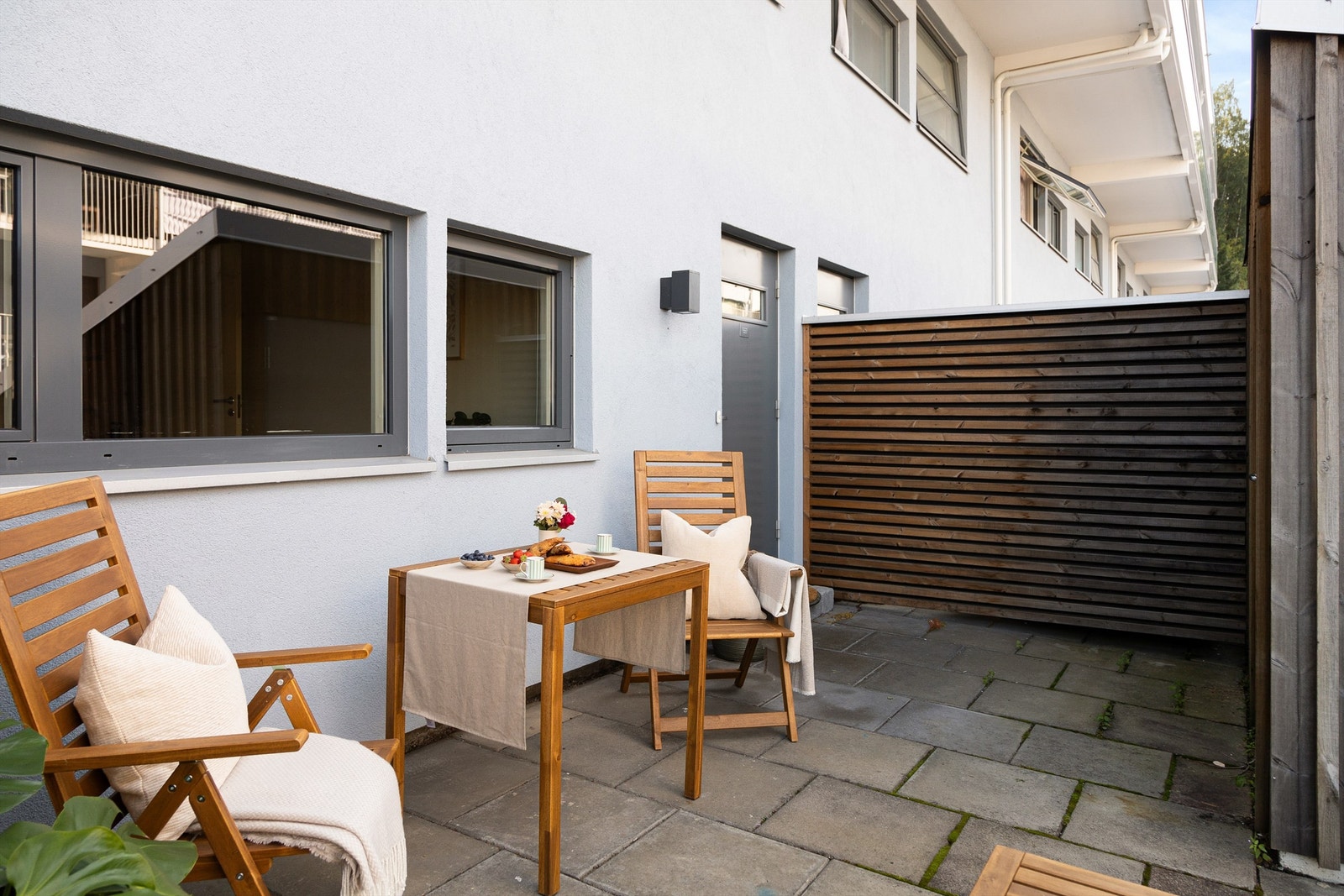 Koselig uteplass på fremsiden av boligen. Galleribilde