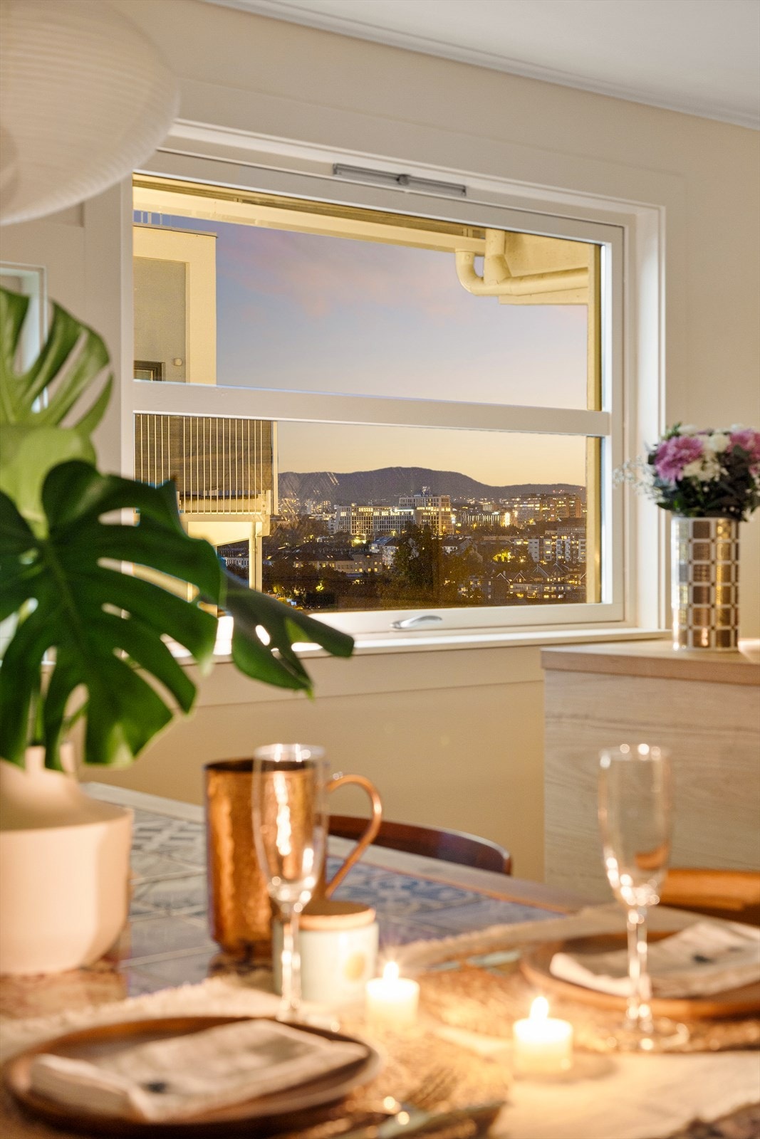 Kveldsstemning fra spisestuen. Galleribilde