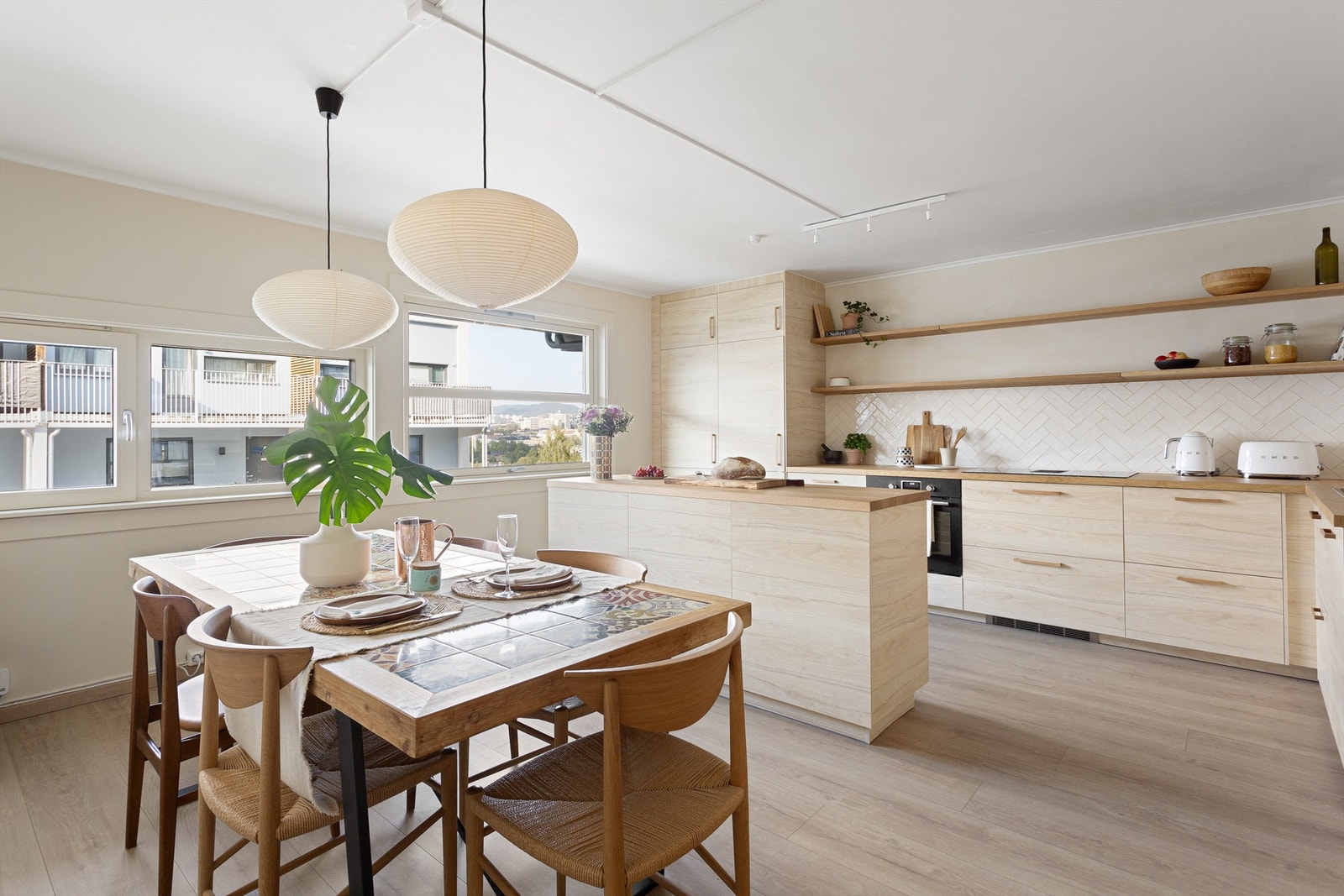 Velkommen til Valhallveien 13 - en tiltalende og oppgradert rekkehusleilighet over 2 plan med nytt kjøkken i 2024. Her kan du flytte rett inn! Galleribilde