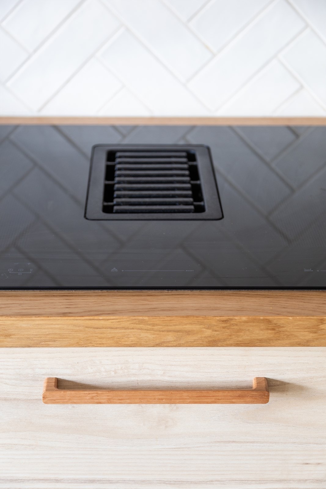 Nedfelt induksjonstopp med integrert kjøkkenventilator. Galleribilde