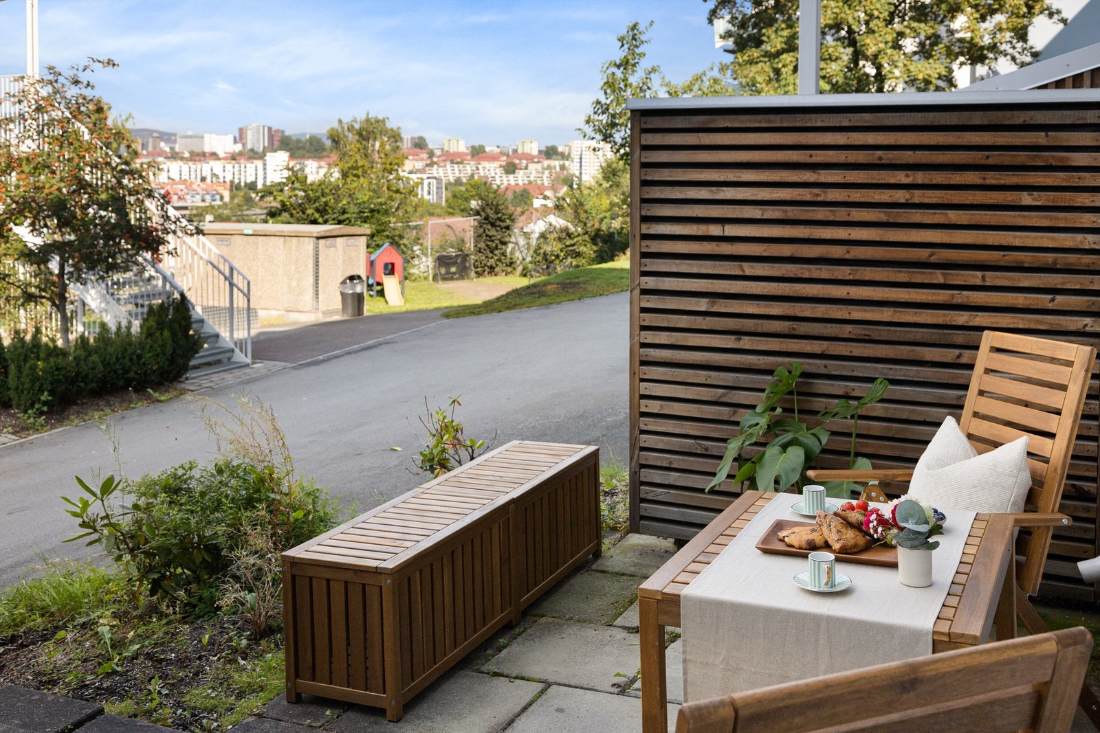 En perfekt plass å kose seg mens man har full oversikt når barna leker på lekeplassen. Galleribilde