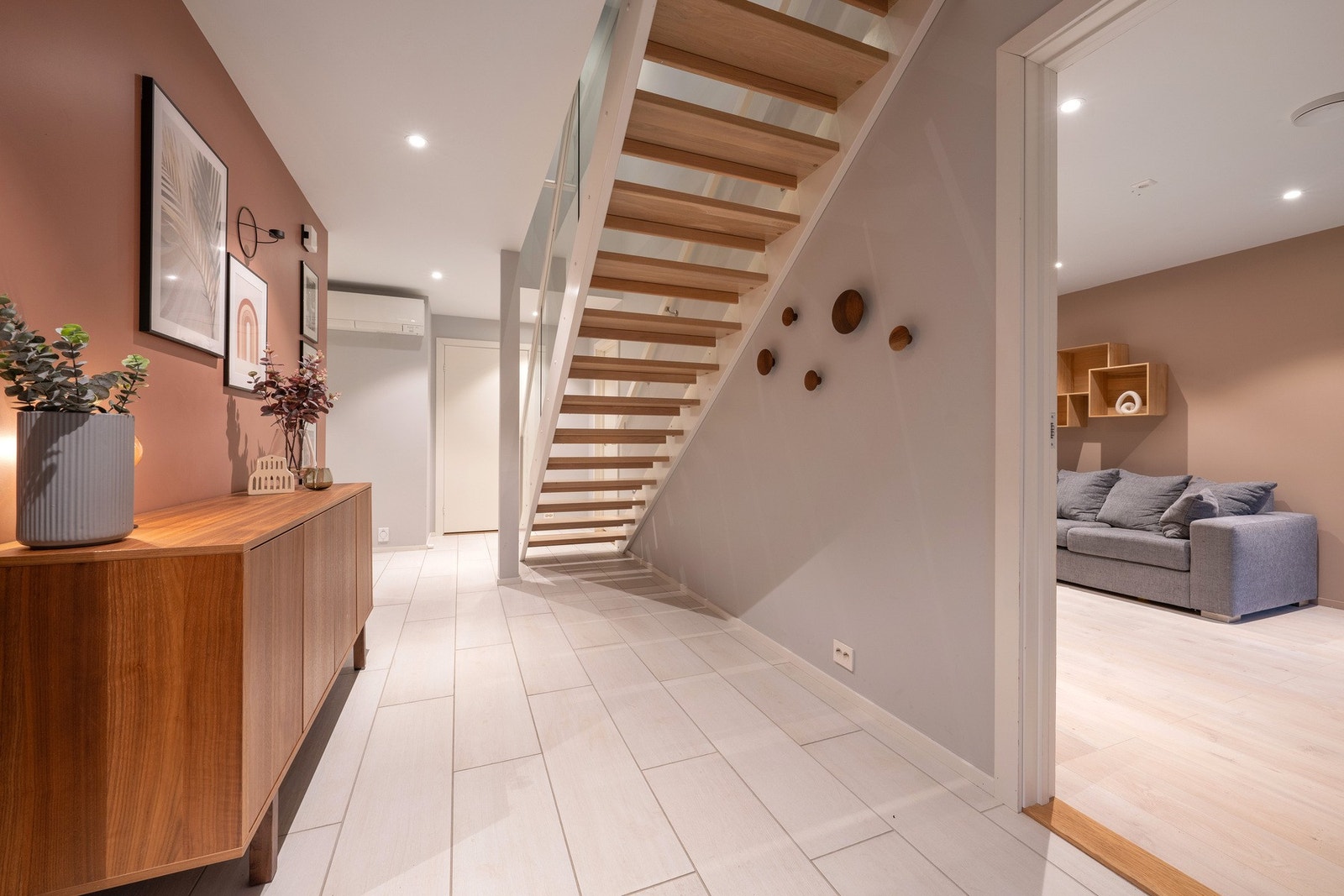 Romslig gang, her er det god plass til å henge fra seg yttertøy. Galleribilde