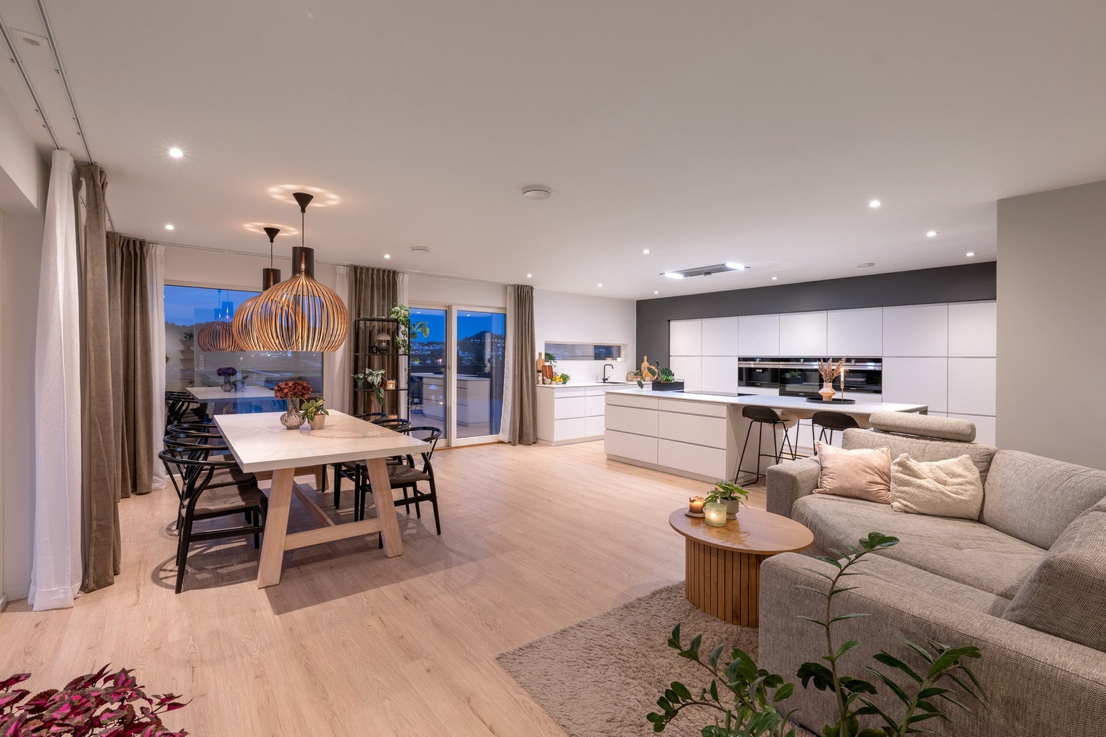 God plass til stort spisebord, her er det bare å invitere venner og familie til bords. Galleribilde