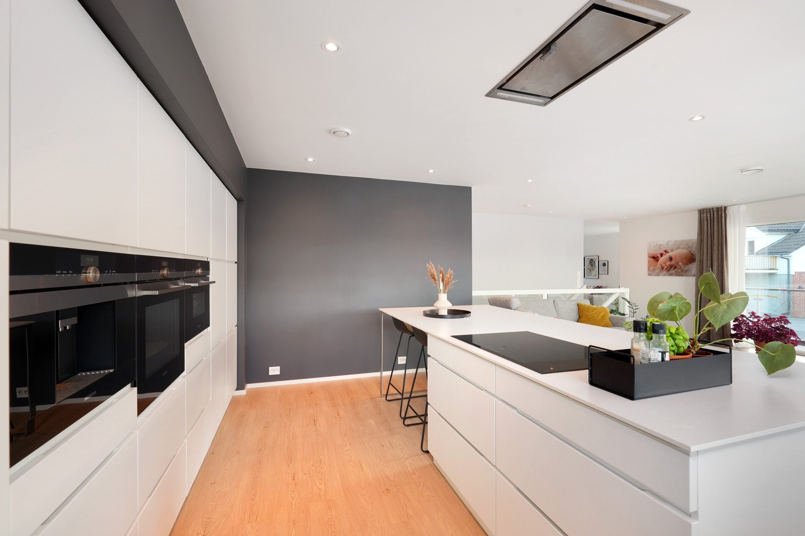 Praktisk kjøkken til hobbykokkens glede. Galleribilde