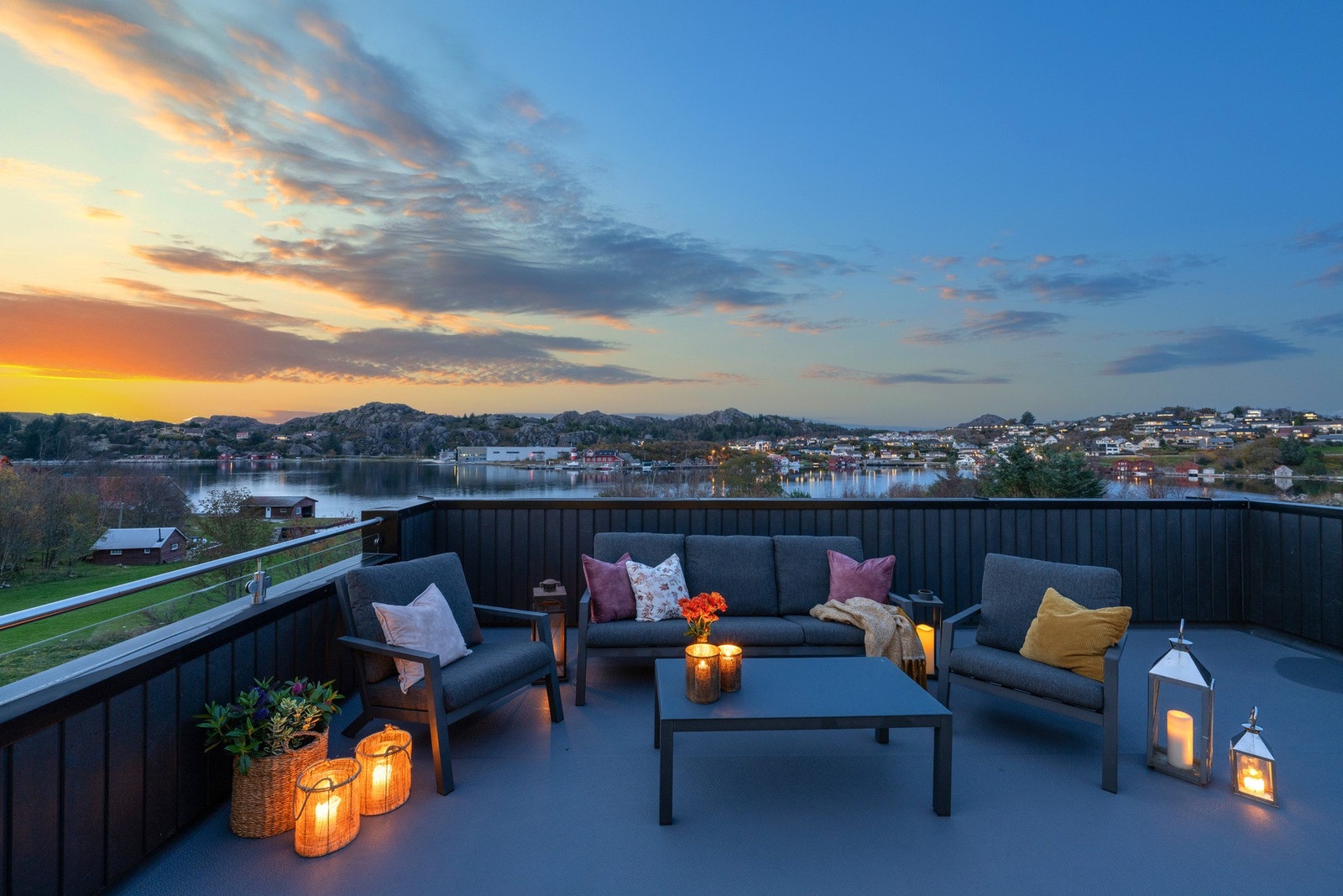 Sol på terrassen store deler av dagen på sommeren. Galleribilde