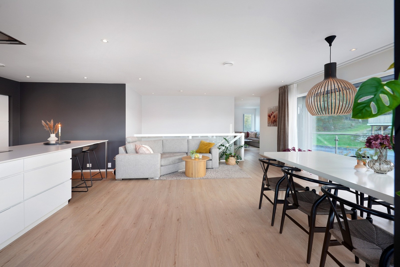 Stuen er romslig og byr på flere innredningsmuligheter alt etter ønsker og behov. Galleribilde