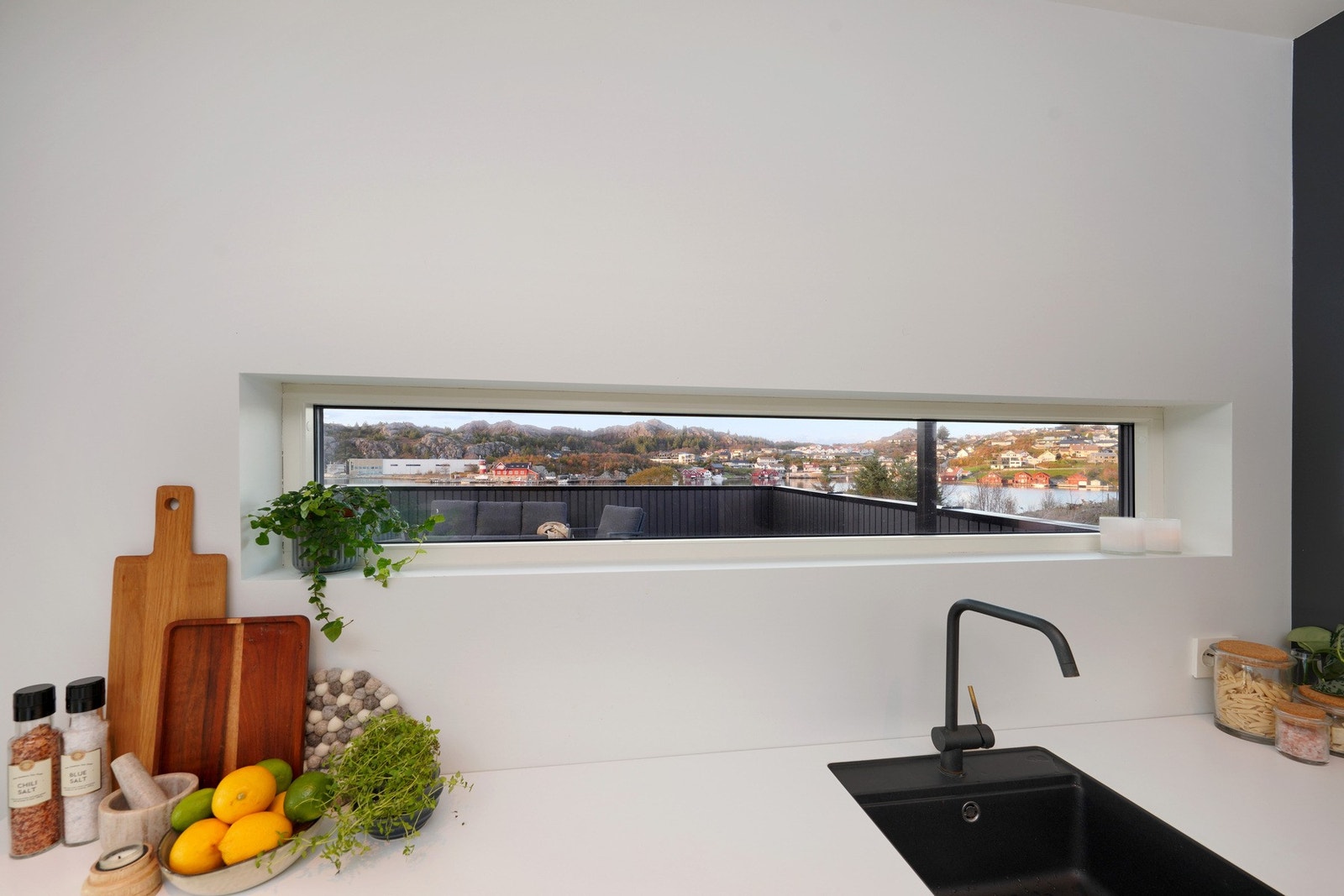 Lyst, fint kjøkken med fin utsikt. Galleribilde